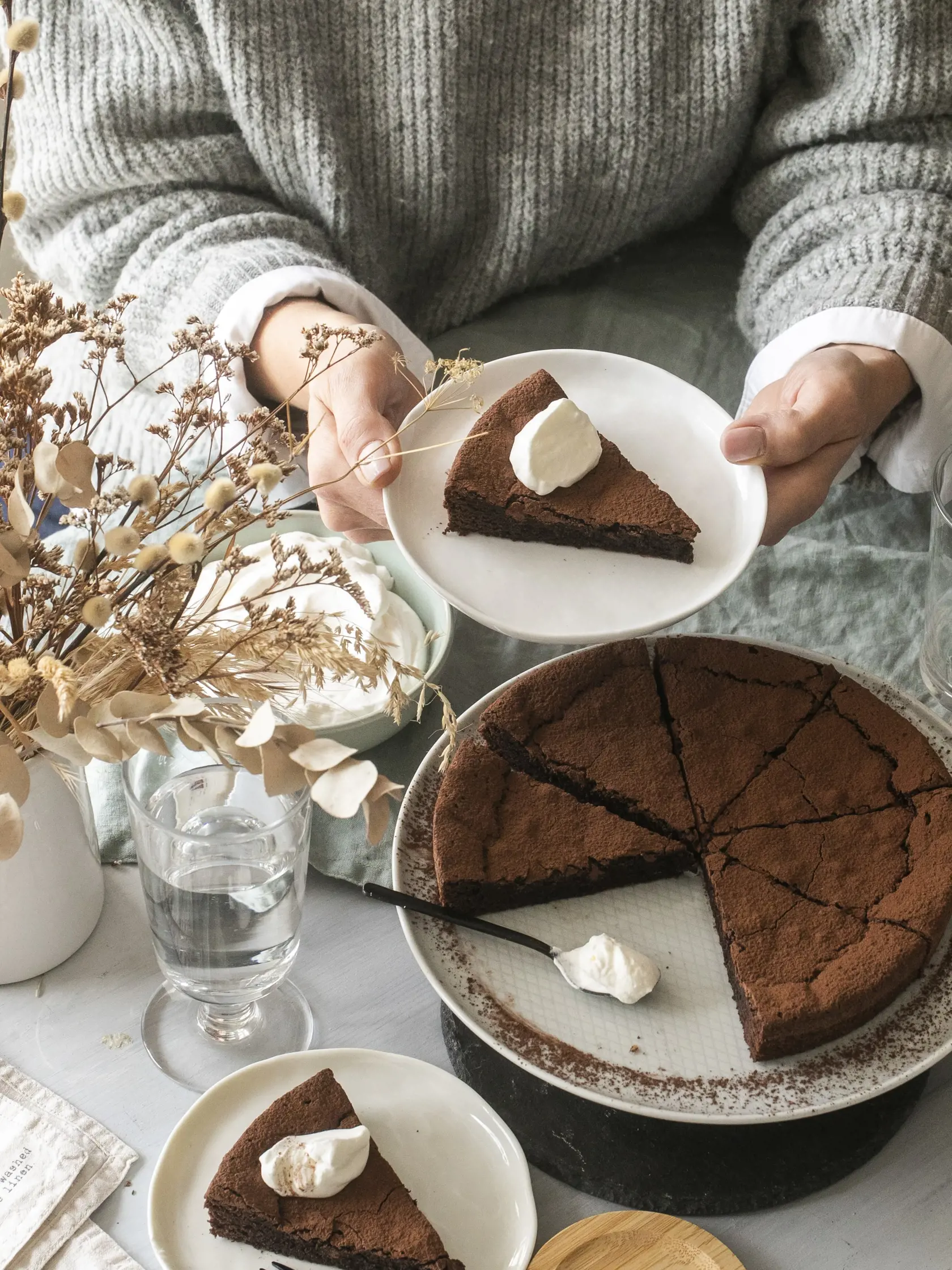 čokoládový koláč

recept:
12 PORCIÍ, PRÍPRAVA 20 MINÚT, PEČENIE 15 MINÚT
• 2 vajcia L • 200 g cukru • 100 g masla + na vymazanie formy • 1 lyžička vanilkového extraktu • 4 lyžice kakaa holandského typu + na posypanie
• 90 g hladkej múky + na vysypanie formy • šľahačka na podávanie
1. Rúru zapnite na 200 °C a formu s prie- merom 20 cm dobre vymažte maslom
a vysypte múkou.
2. Vajcia s cukrom vyšľahajte na svetlú hustú penu. Za stáleho miešania pridajte rozpustené maslo. Na