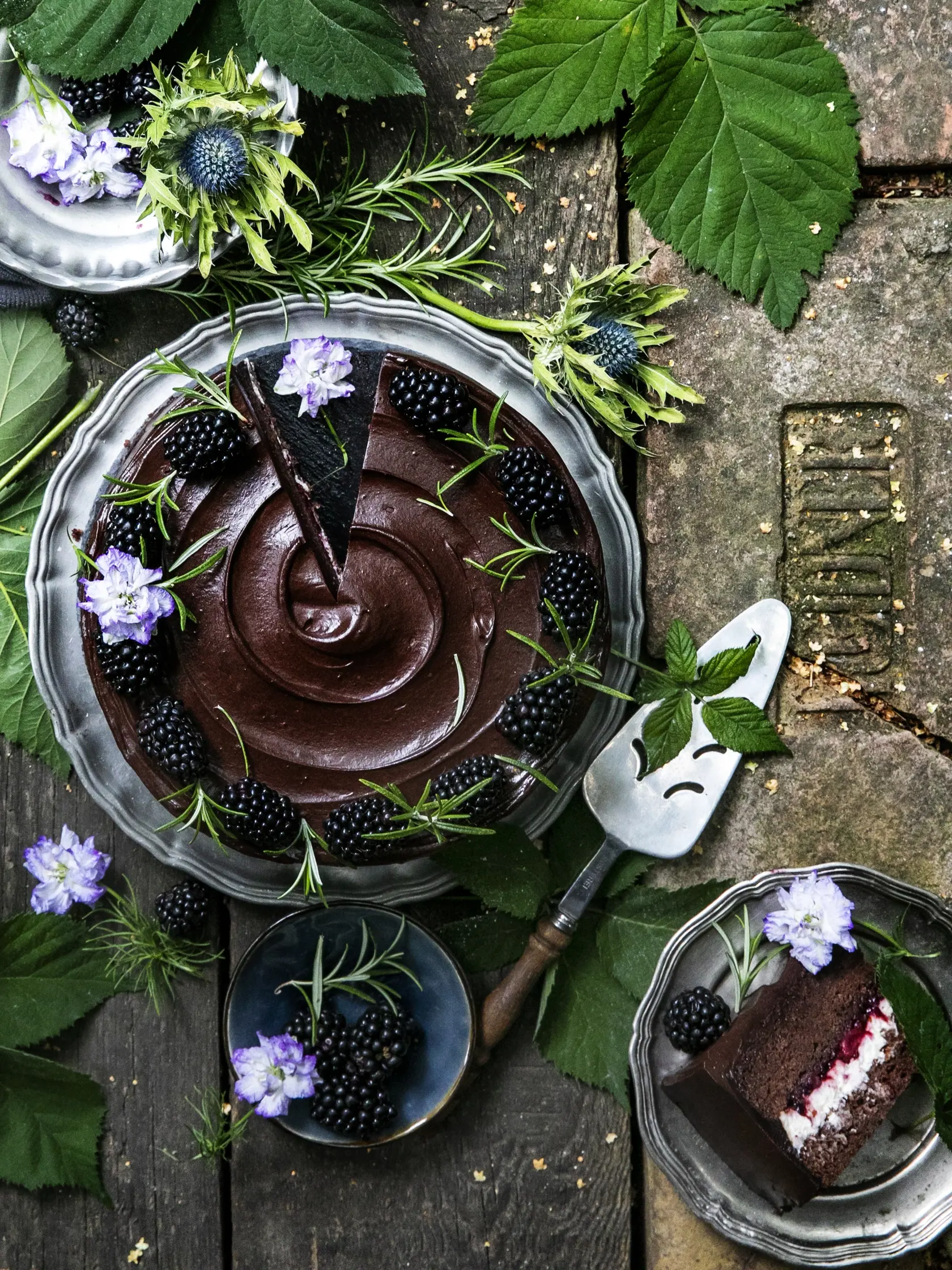 čokoládovo - černicová torta

recept:
10 PORCIÍ, PRÍPRAVA 50 MINÚT, PEČENIE 30 MINÚT
Na korpus:
• 5 vajec • 150 g trstinového cukru
• 125 g rastlinného oleja • 75 g hustého jogurtu • 70 g ryžovej múky • 50 g mandľovej múky • 10 g kukuričného škrobu • 20 g kakaa holandského typu • 1 balíček kypriaceho prášku • kávový likér
Na čokoládovú polevu:
• 50 ml svetlohnedého cukru 
• 60 g kakaového prášku • 60 g tmavej čokolády • 75 g nesoleného masla
• 20 g javorového si