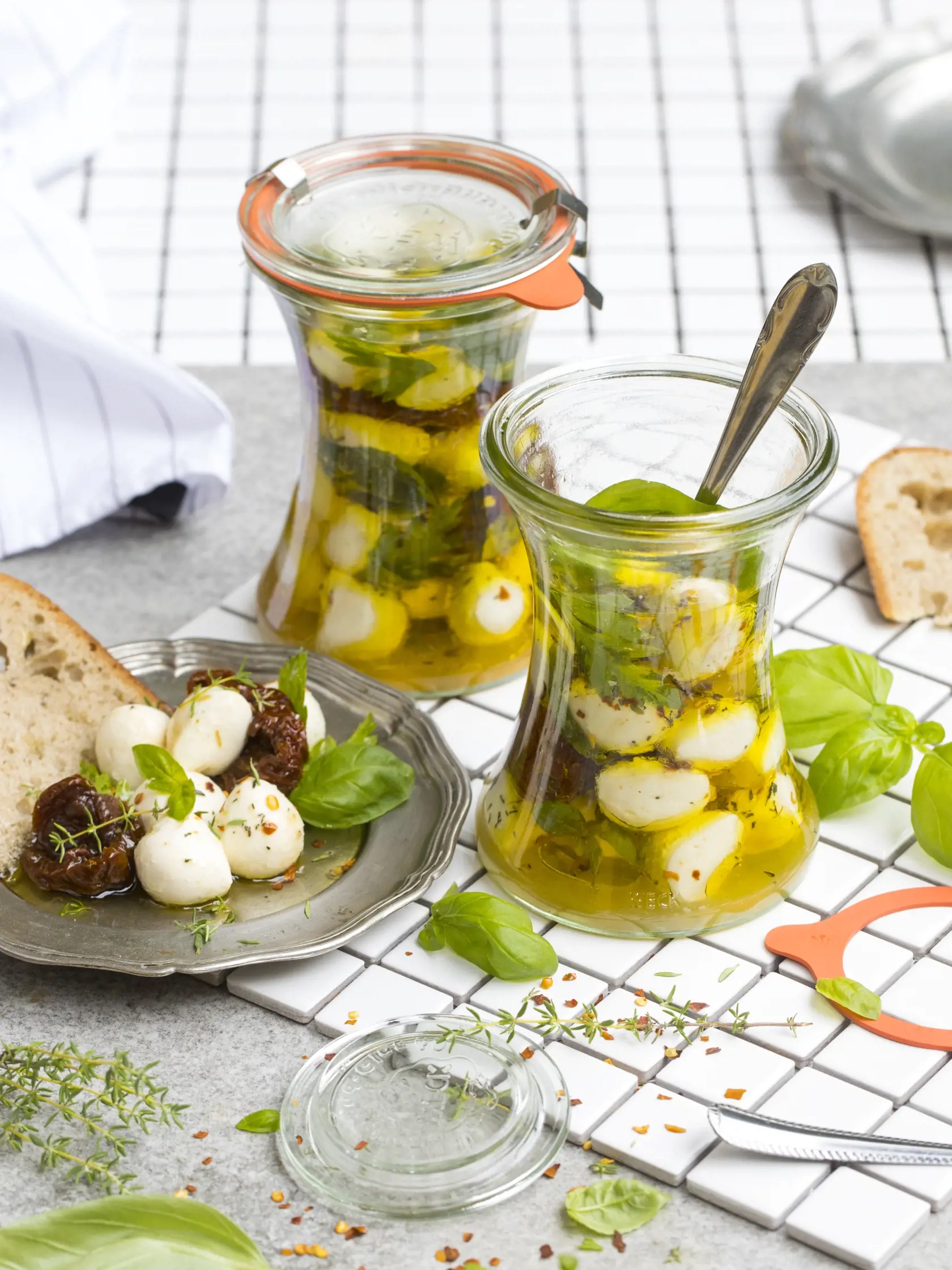 Mozzarella s bylinkami a čili