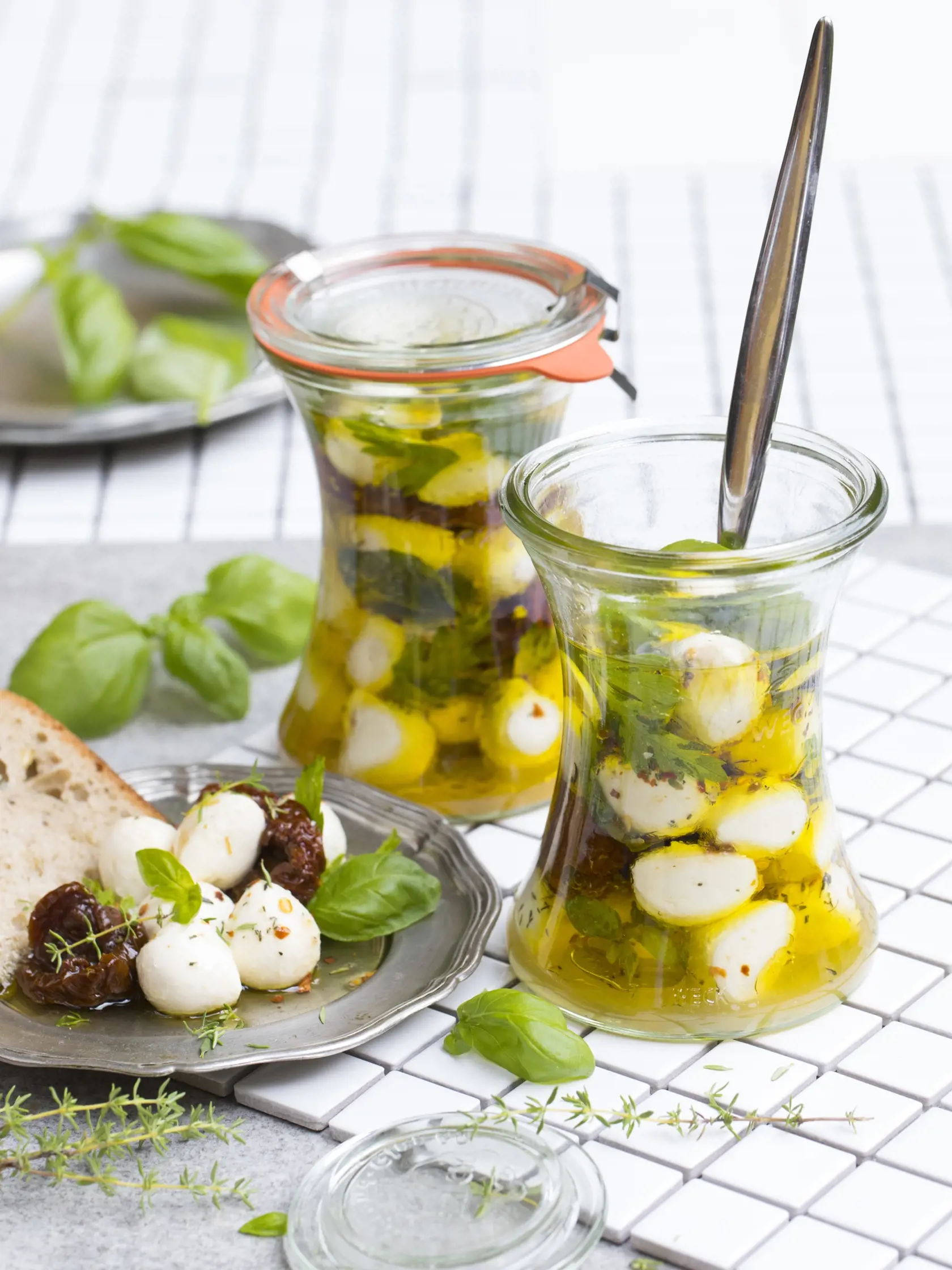 Mozzarella s bylinkami a čili