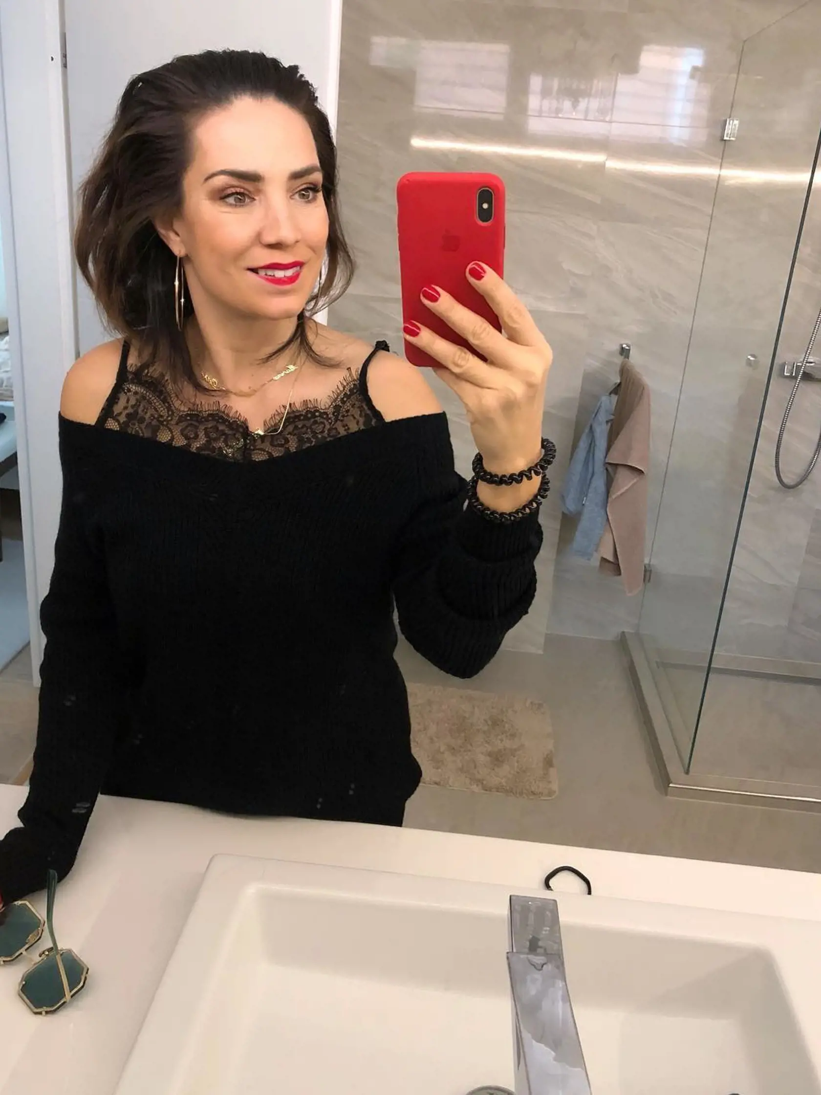 Selfie v kúpeľni som si urobila hneď potom, keď som si dala na krk krásnu retiazku, ktorú mi podľa môjho návrhu vyrobil zručný majster. Je jemná, krásna a sú na nej mená všetkých troch mojich deťúreniec. Známi dvojzmyselne poznamenávajú, že mi ostanú  visieť celý život na krku!
