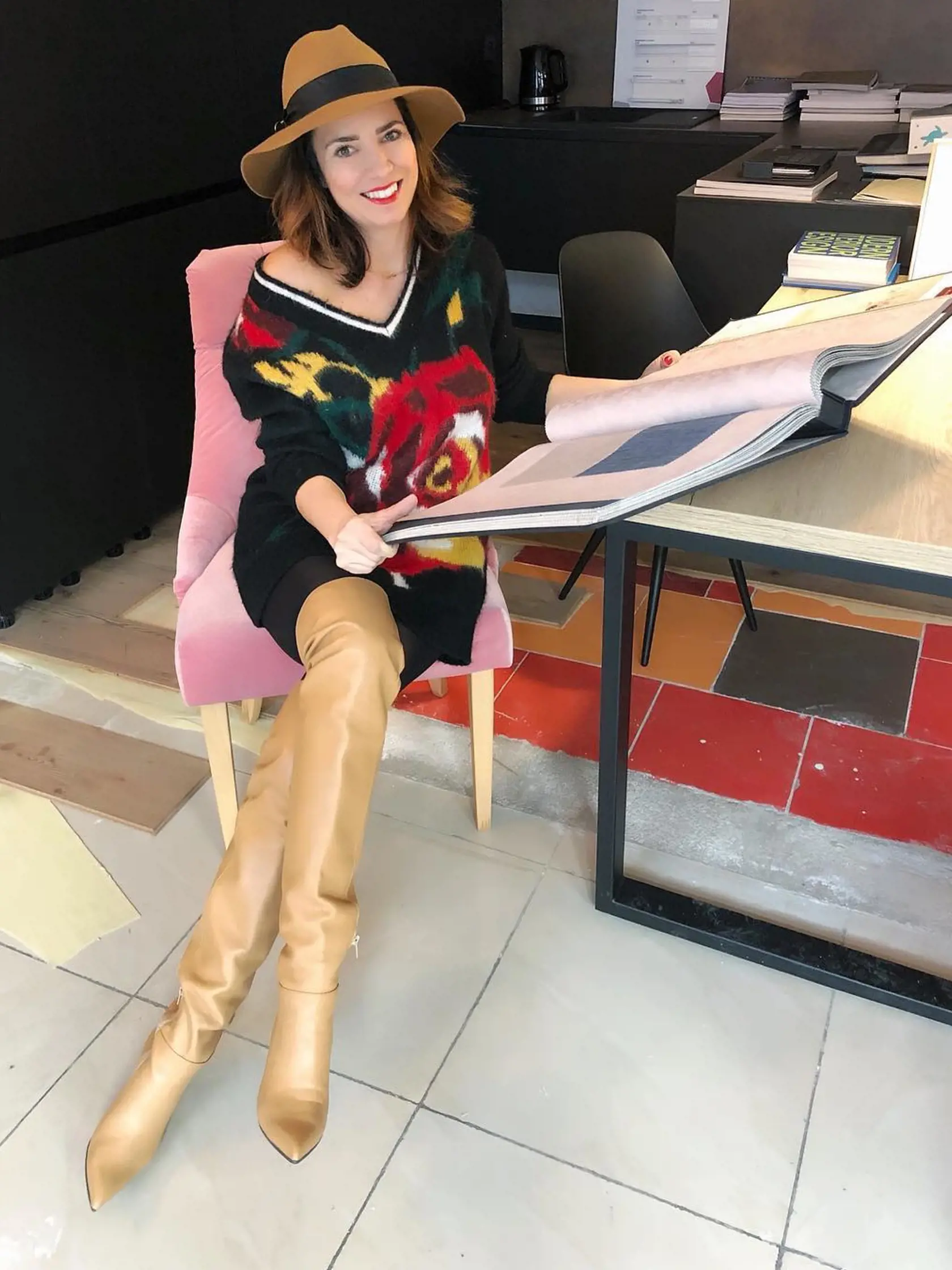 Moje high boots, teda čižmy nad kolená zaznamenali taký obrovský úspech na obede s kamarátkami, že ma jedna z nich o ne obrala. Ešte dobre, že súhlasila, aby som sa v nich vrátila do práce a tam sa prezula. Ináč by som odkráčala naboso. Vidieť, že kamarátka má dobrý vkus, keďže tento typ čižiem v kombinácii s obyc svetrom, či šatami, tvorí neprehliadnuteľný outfit.
