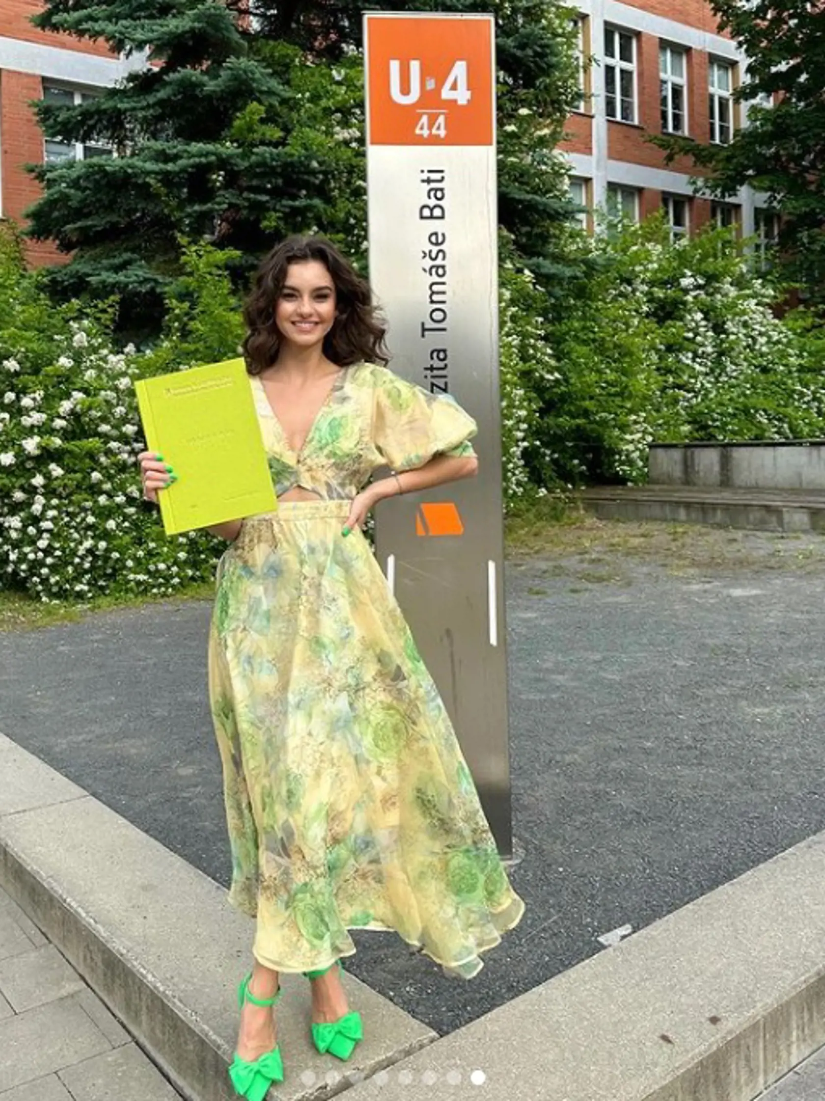 Julie úspešne ukončila štúdium na Univerzite Tomáša Baťu v Zlíne.