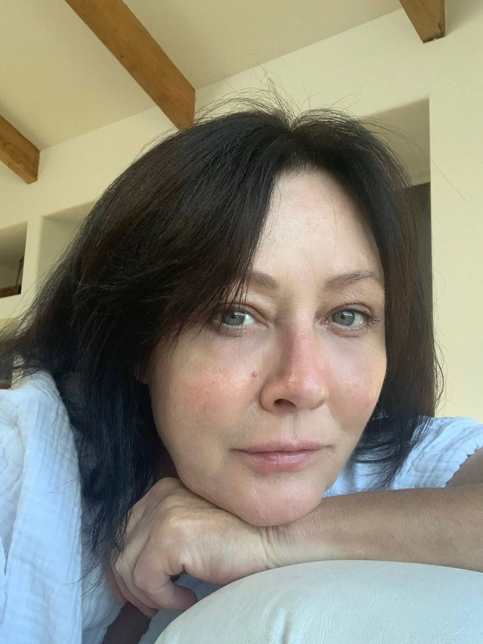 Shannen Doherty ani v štvrtom, poslednom štádiu rakovinu nestráca vôľu bojovať a žije viac-menej plnohodnotným životom.