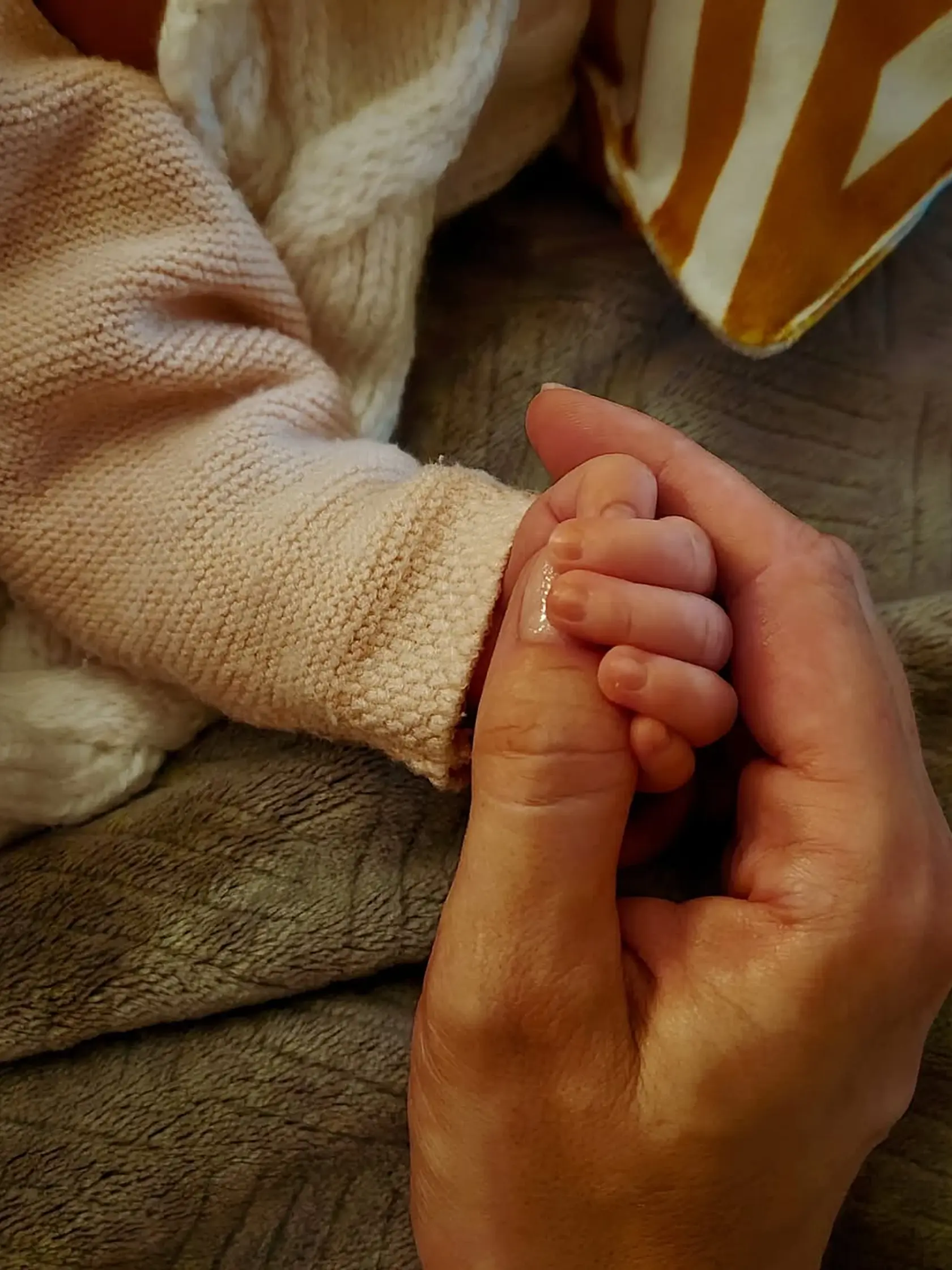 Hercova manželka Claudia drží za ručičku ich maličkú dcérku Elisabeth. 