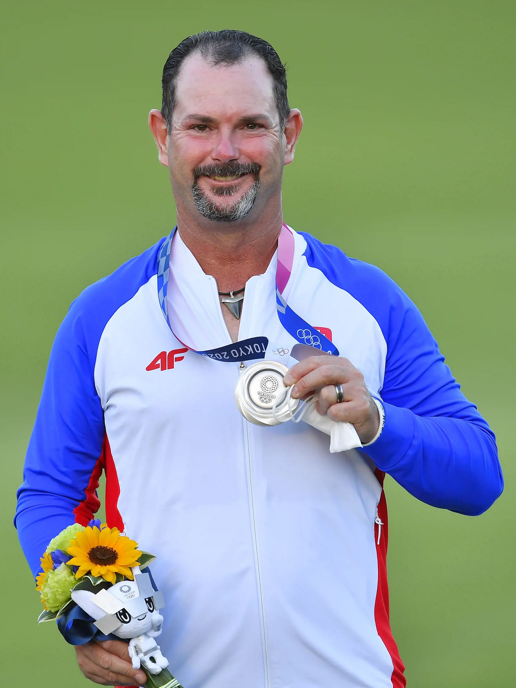 Na snímke slovenský golfista Rory Sabbatini pózuje na pódiu so striebornou medailou počas XXXII. letných olympijských hier v Tokiu v nedeľu 1. augusta 2021.