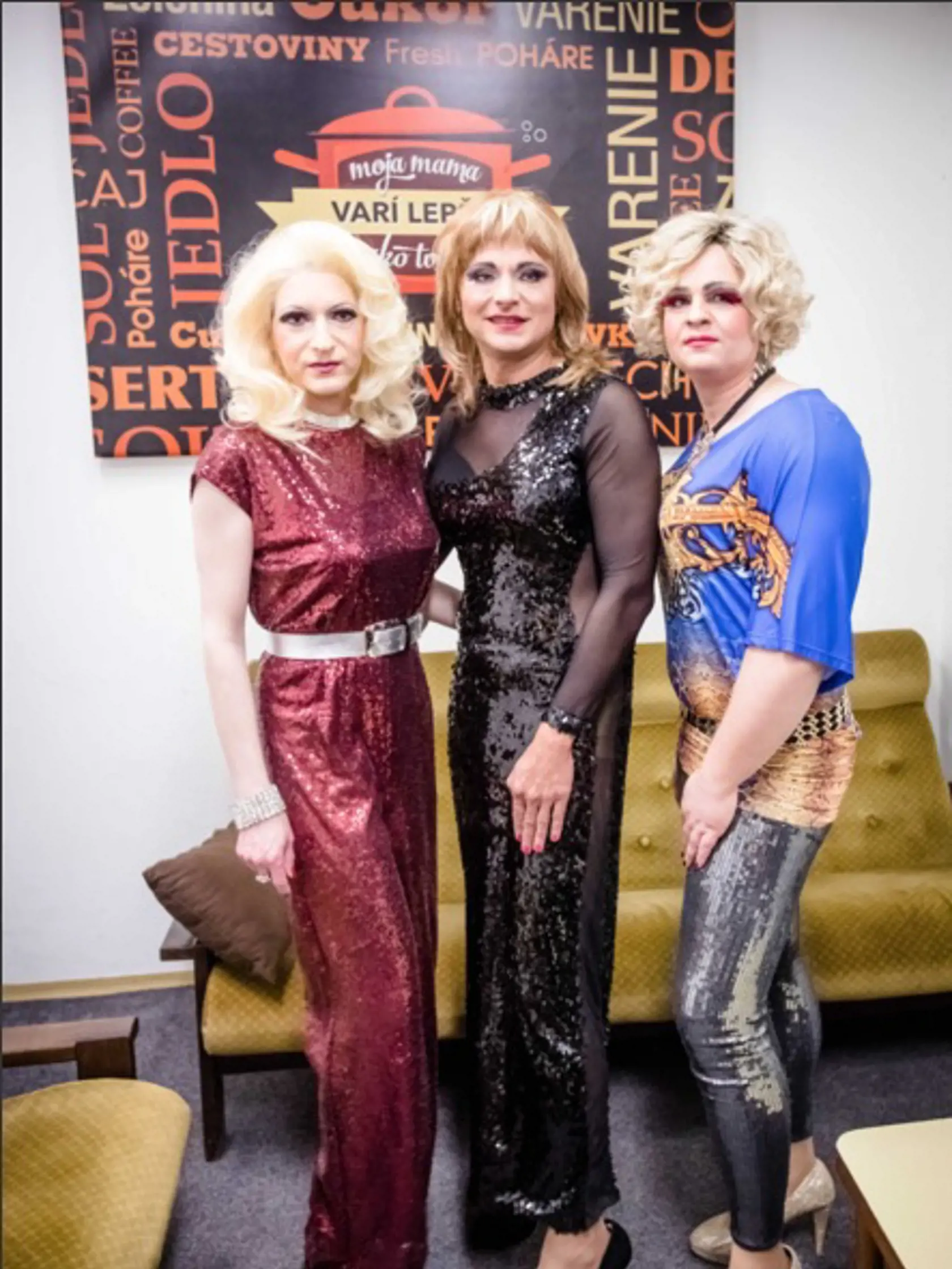 Transvestita Klaudia (naľavo). 