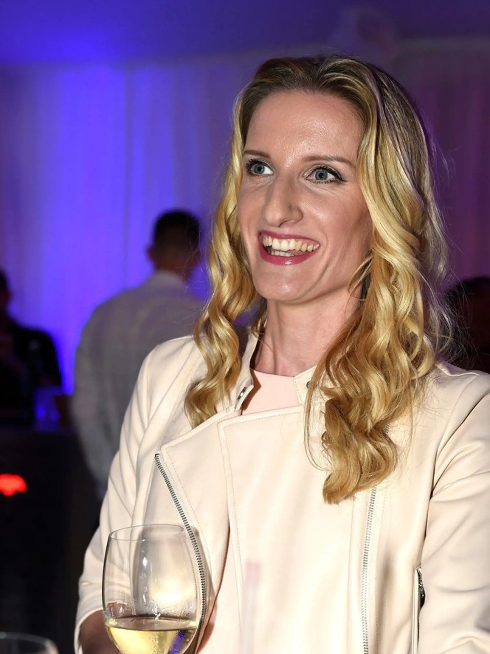 Adela Vinczeová nikdy nepatrila medzi celebrity, ktoré sa snažili nasilu na sebe niečo meniť. Dôkazom toho je aj jej výrazný, o čosi väčší nos, na ktorý je patrične hrdá a nad jeho operáciou nikdy neuvažovala. Po rokoch, konkrétne po svadbe s Viktorom Vinczem sa však odhodlala predsa len pre jednu zmenu.