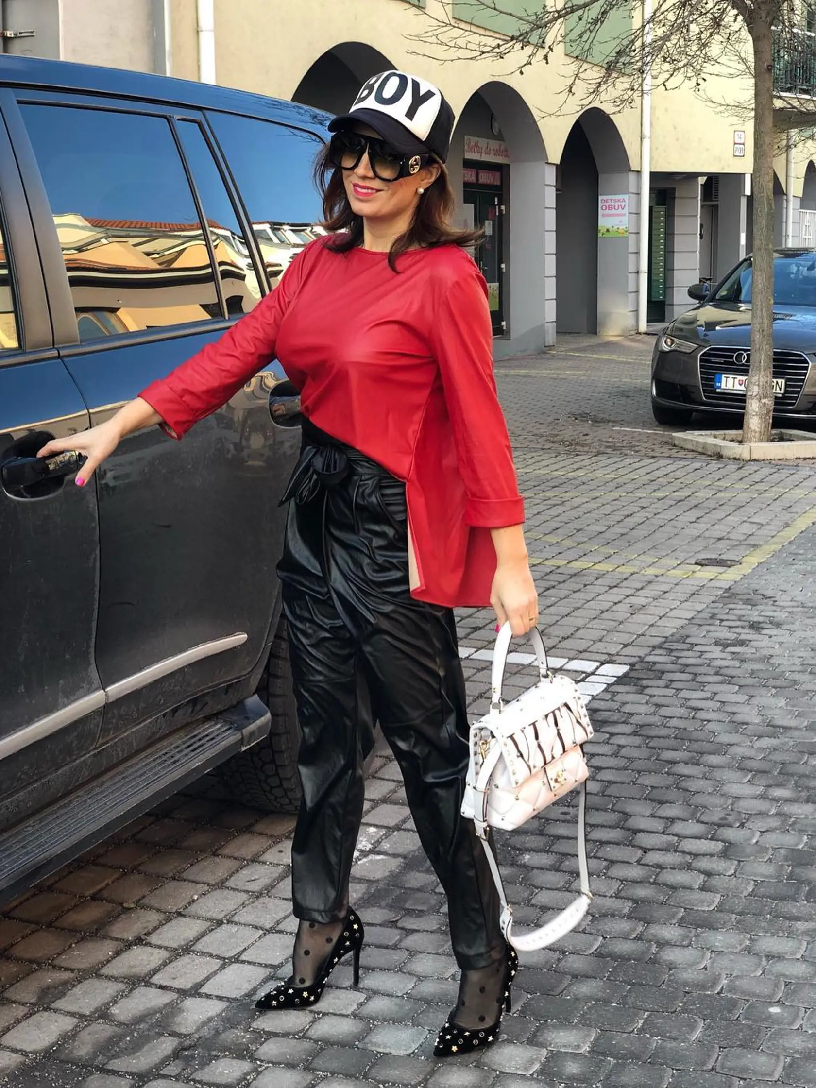 Šiltovka podľa mňa pasuje aj k lodičkám. V mojom prípade, je všetko možné. Celý  outfit je z ekokože a moje naj combo red and black.