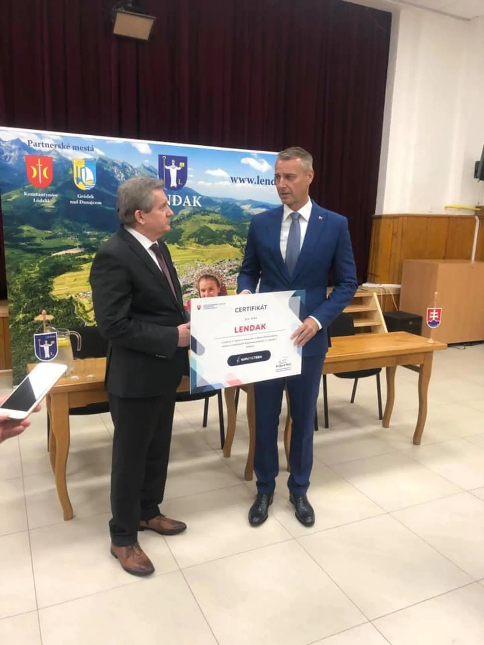 Lendak navštívil s novinkou Richard Raši. Na snímke so starostom Pavlom Hudáčkom. 