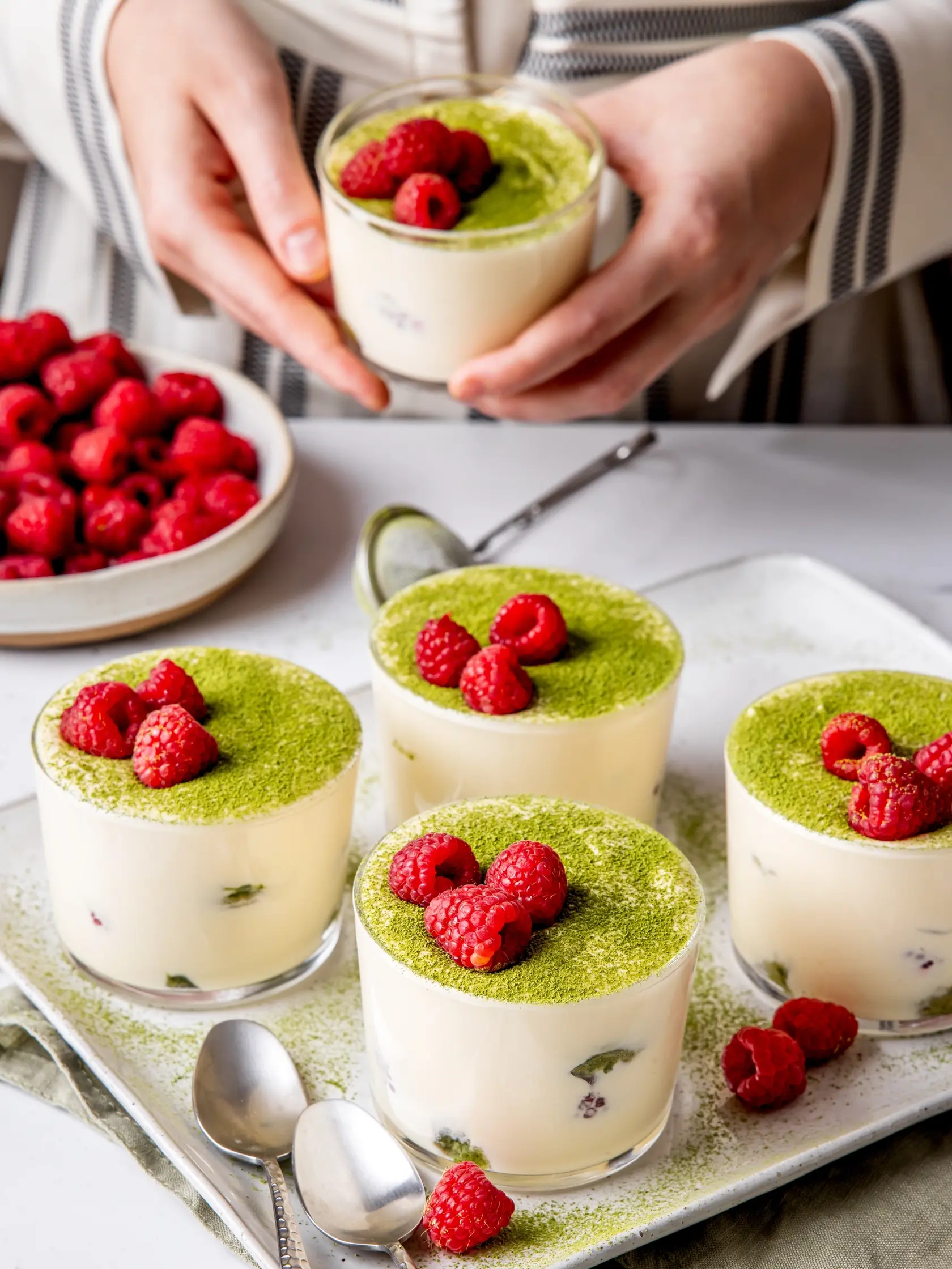Matcha tiramisu s malinami