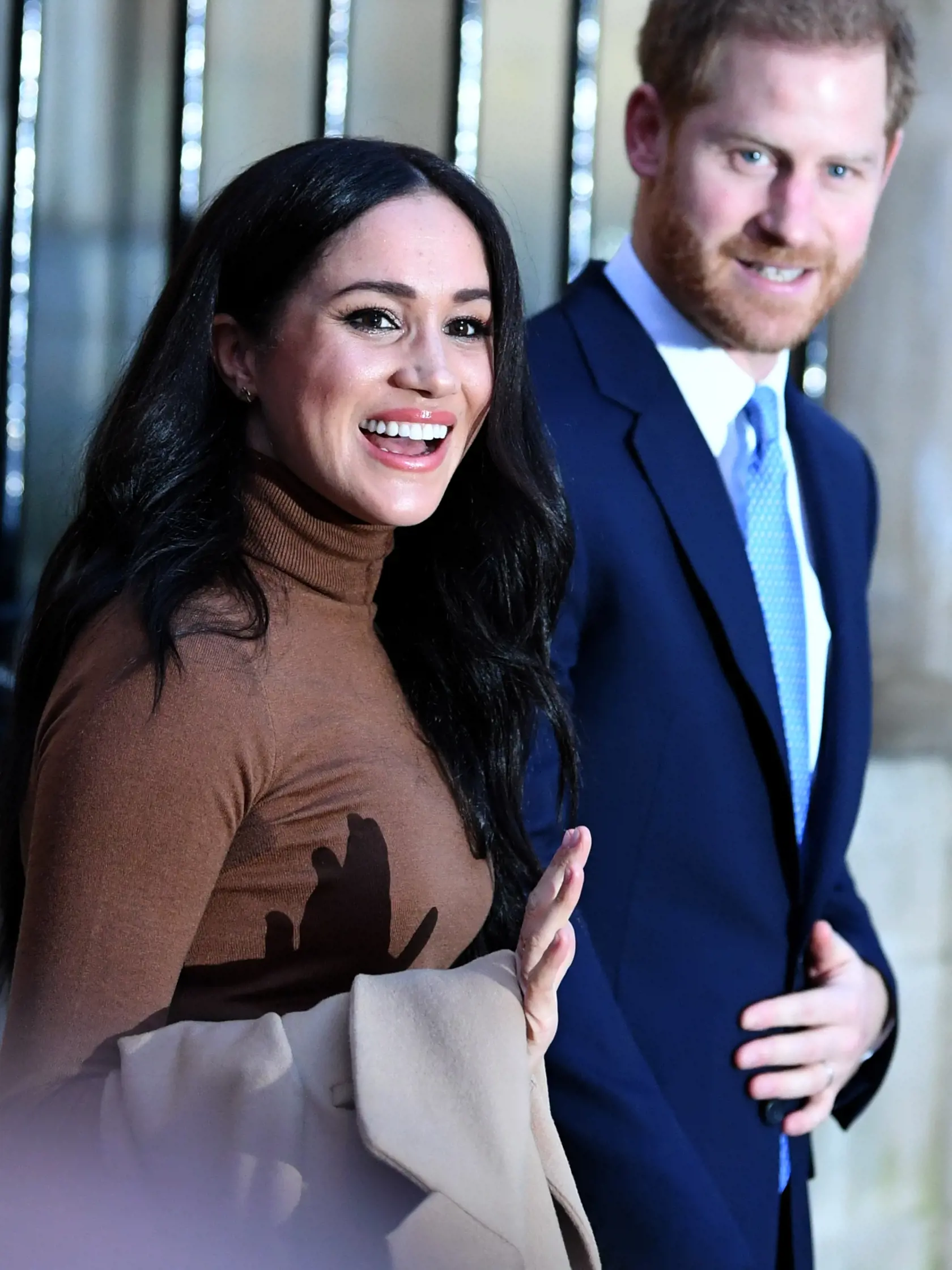 Podľa väčšiny kritikov môže za všetko Meghan, ktorá bola hlavným iniciátorom ich odchodu z Monarchie. Tajný plán vraj zosnovali počas dovolenky v Kanade, kde strávili Vianoce – ambíciu odsťahovať sa z Británie však museli mať už najmenej pred pol rokom.