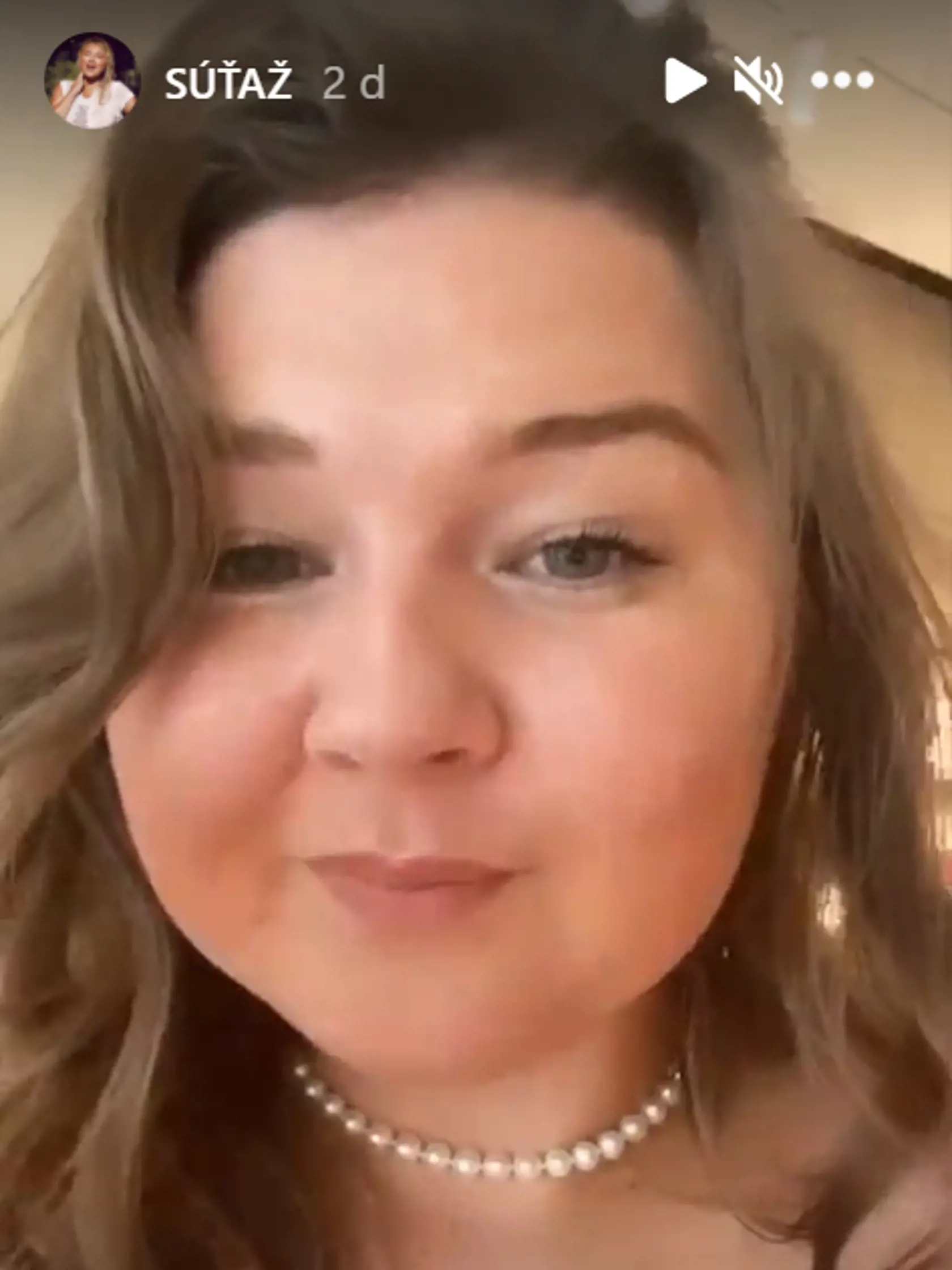 Blond vlasy vymenila Evelyn za tmavé.