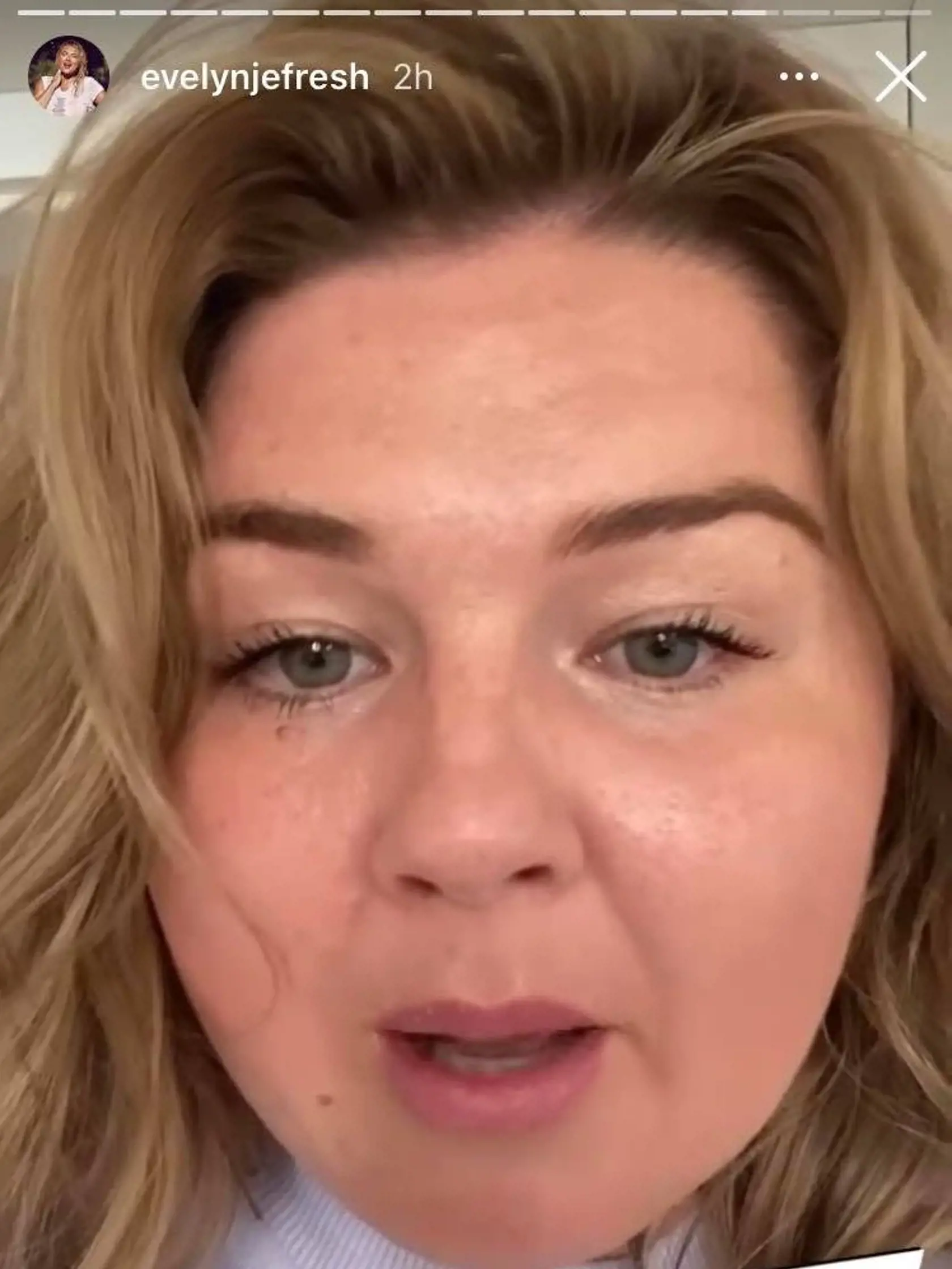 Apríl 2021: Evelyn zmenila farbu vlasov a mierne si dala upraviť pery.