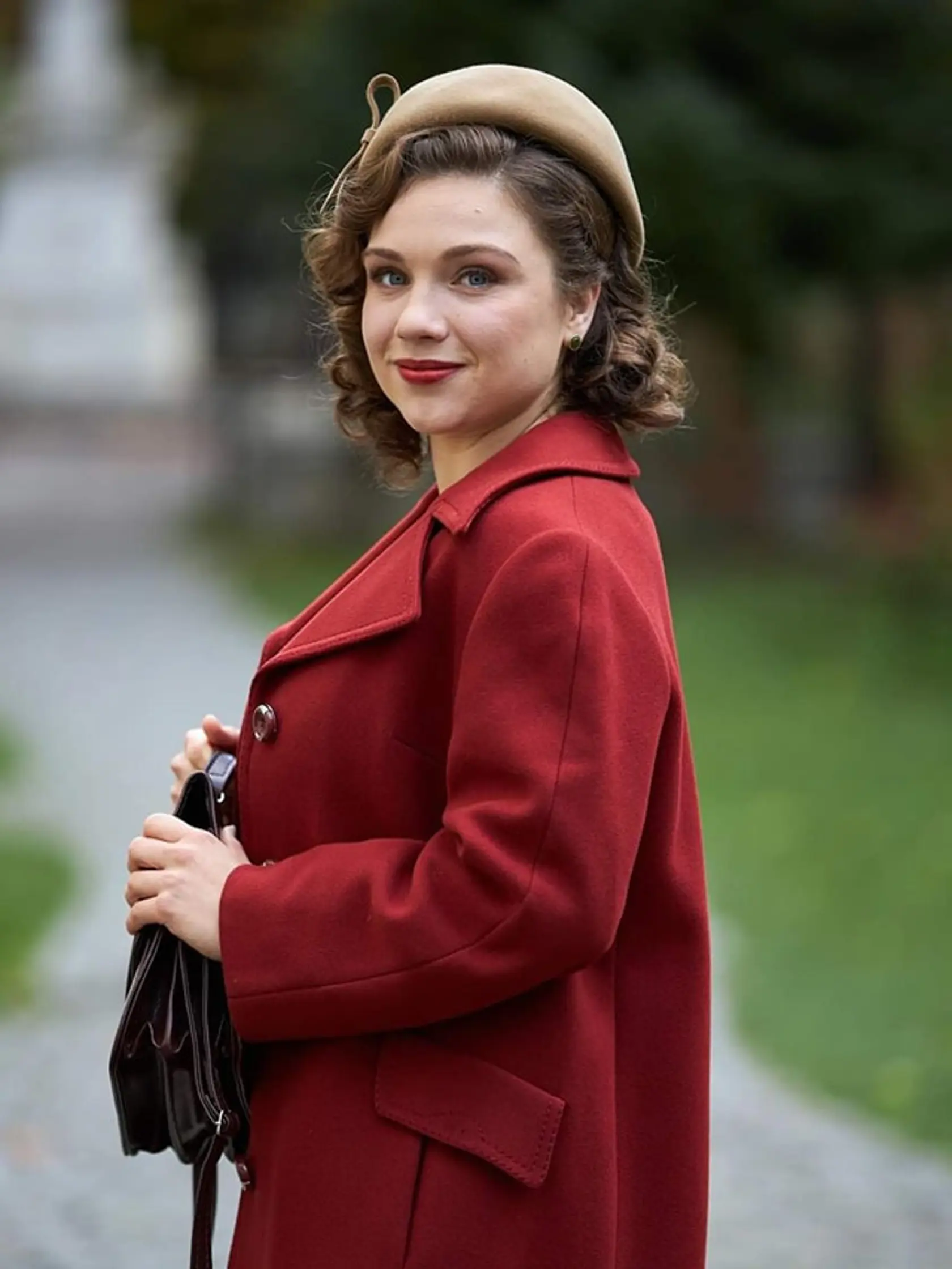 Lesana Krausková ako krehká Alenka z Dunaja. 