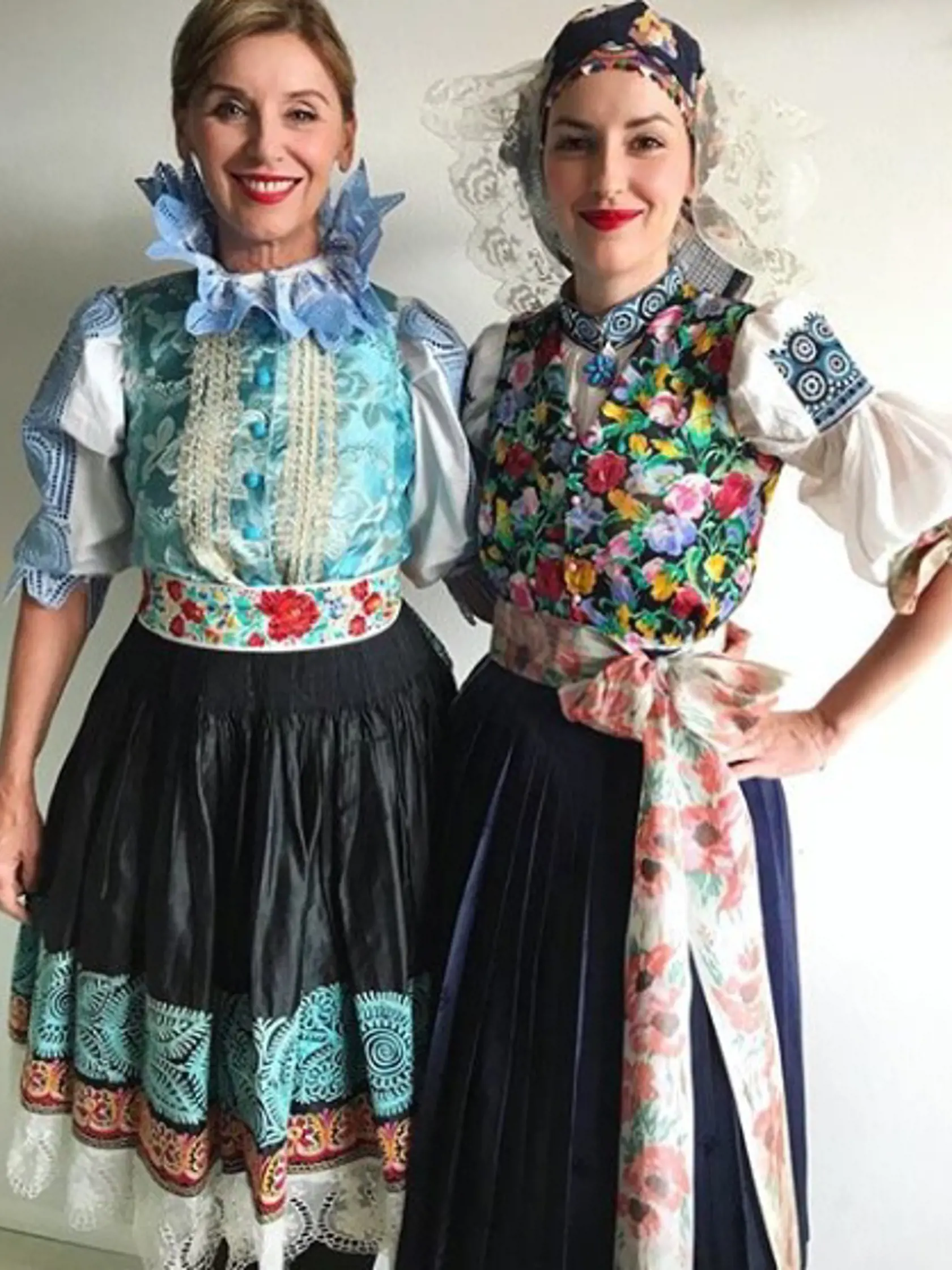 Alena a Tamara sa výborne zabávali. Vyskúšali si aj kroje.