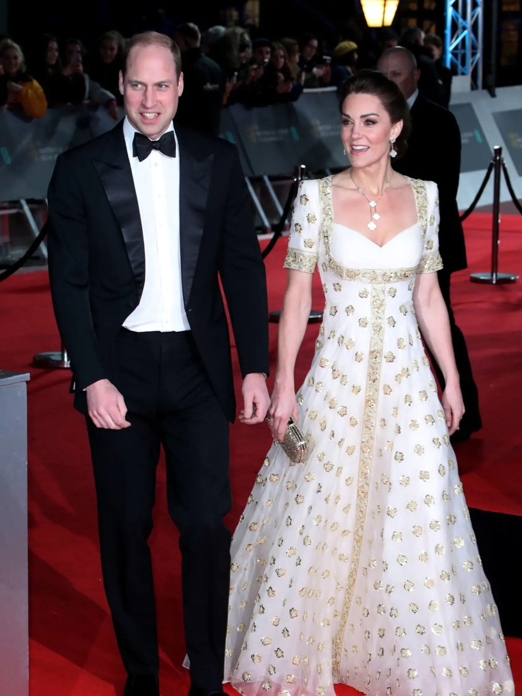 Čestnými hosťami na oceneniach BAFTA boli Kate Middleton a princ William. Ocenený Brad Pitt všetkým odkázal, že sošku pomenuje "Harry", pretože si ju odvezie z Británie do Spojených štátov, čím Pitt narážal na kráľovský útek princa Harryho do Kanady.