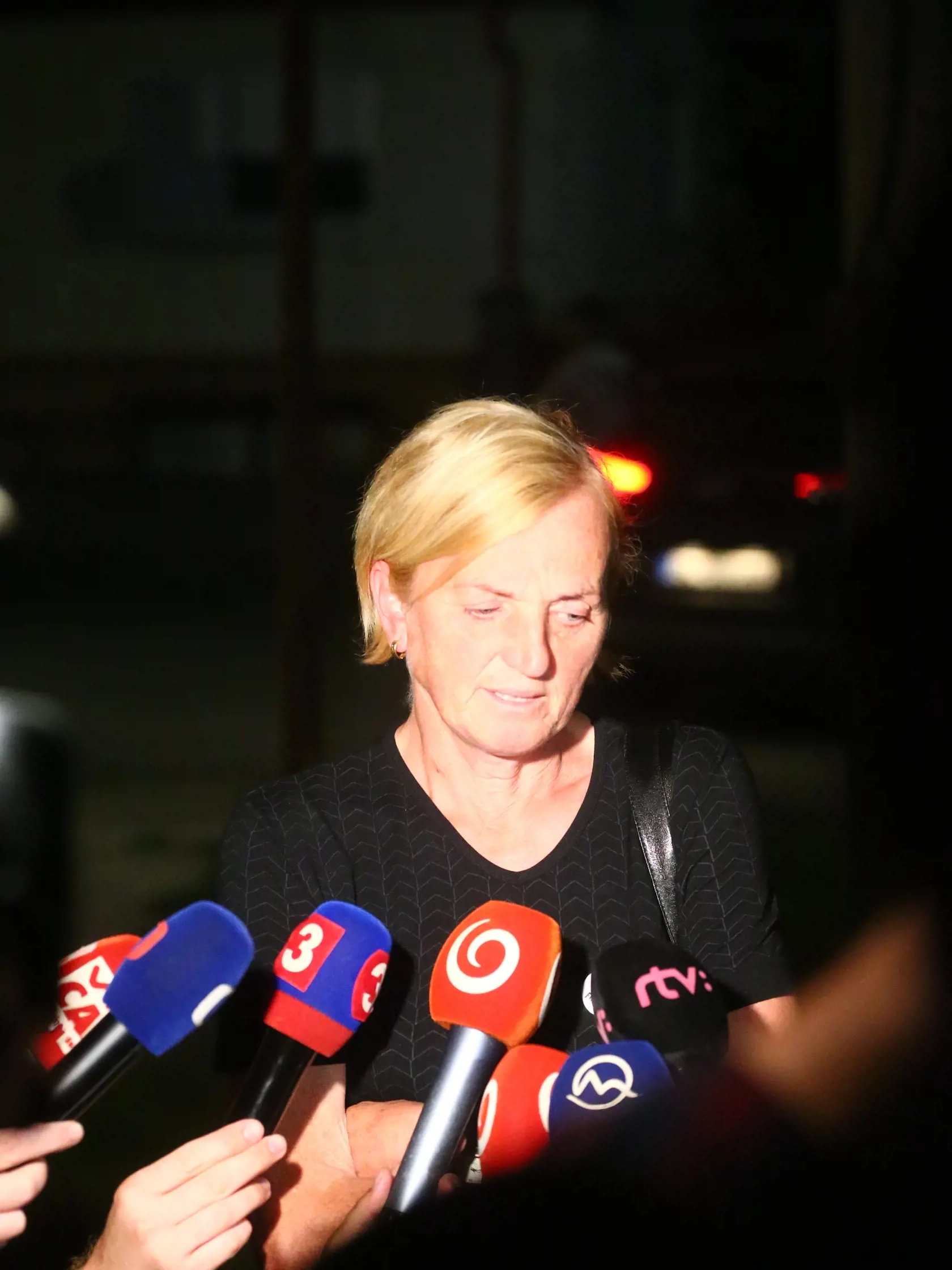 vyšetrovací pokus pri objasňovaní vraždy Jána Kuciaka a Martini Kušnírovej vo Veľkej Mači. Mama Martiny, Zlatica Kušnírová sa po skončení vyjadruje pre média.
