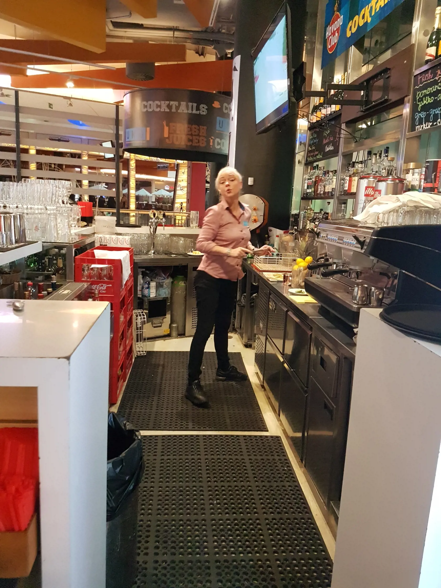 PRÁCE SA NEBOJÍ Dominika si zarába ako barmanka v pražskom nákupnom centre.