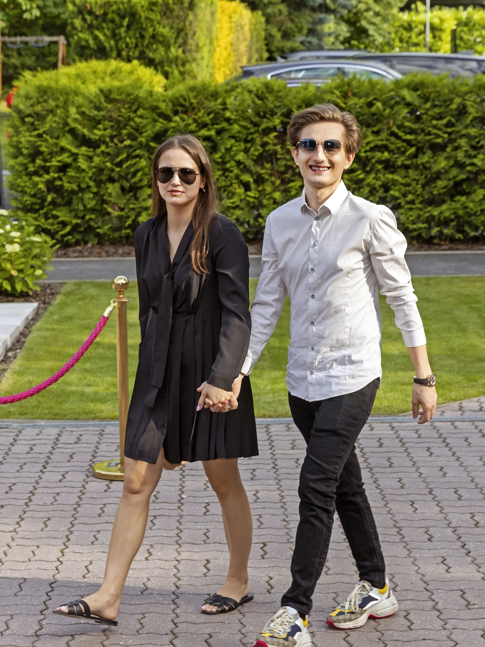 Huslista Filip Jančík ruka v ruke s partnerkou Luciou.