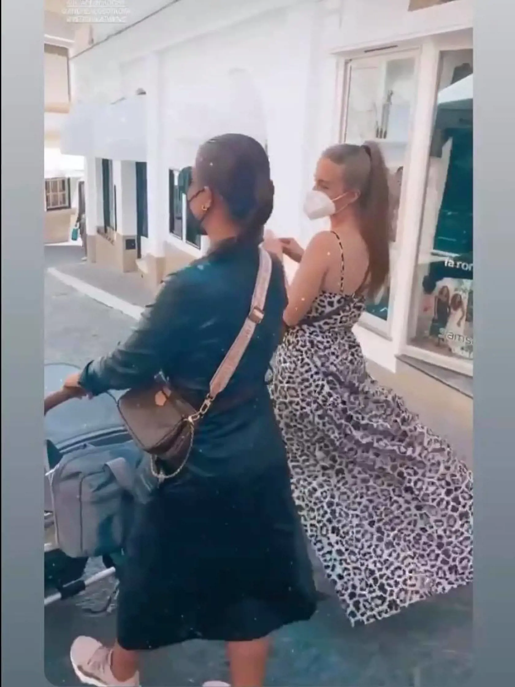 Speváčka a mama malej Lindy Lobotkoej si dopriala dovolenku. Na pár dní vyrazila na Capri a užívala si krásne slnečné počasie. Svojho partnera Stanislava Lobotku nechala doma.