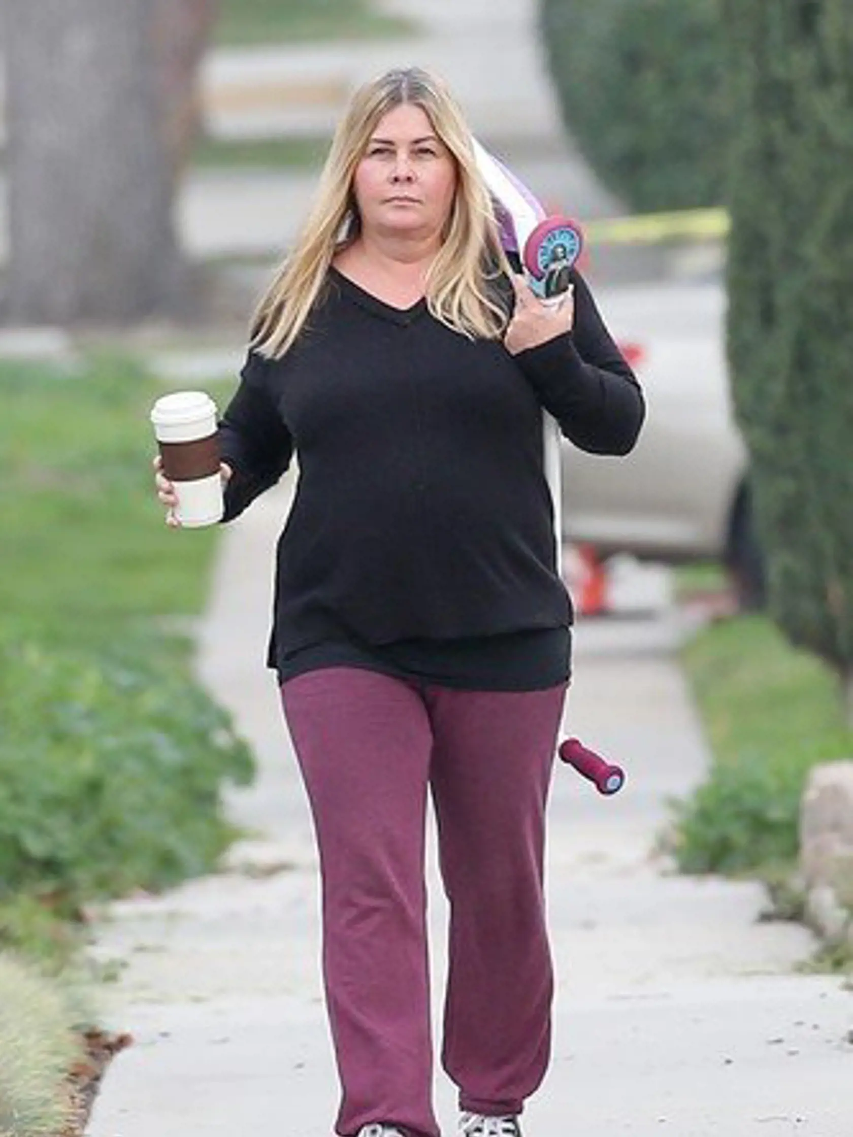 Herečka Nicole Eggert sa poriadne zaguľatila. Po sexi postavičke z pobrežnej hliadky neostala ani stopa.