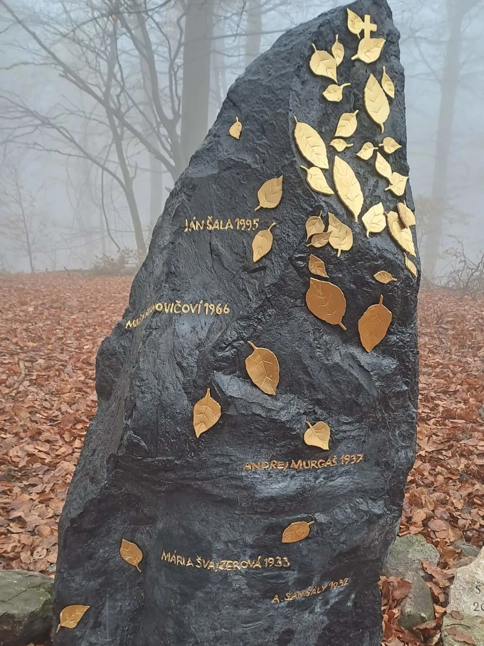 Pamätník zdobia zlaté listy a mená navždy stratených ľudí.