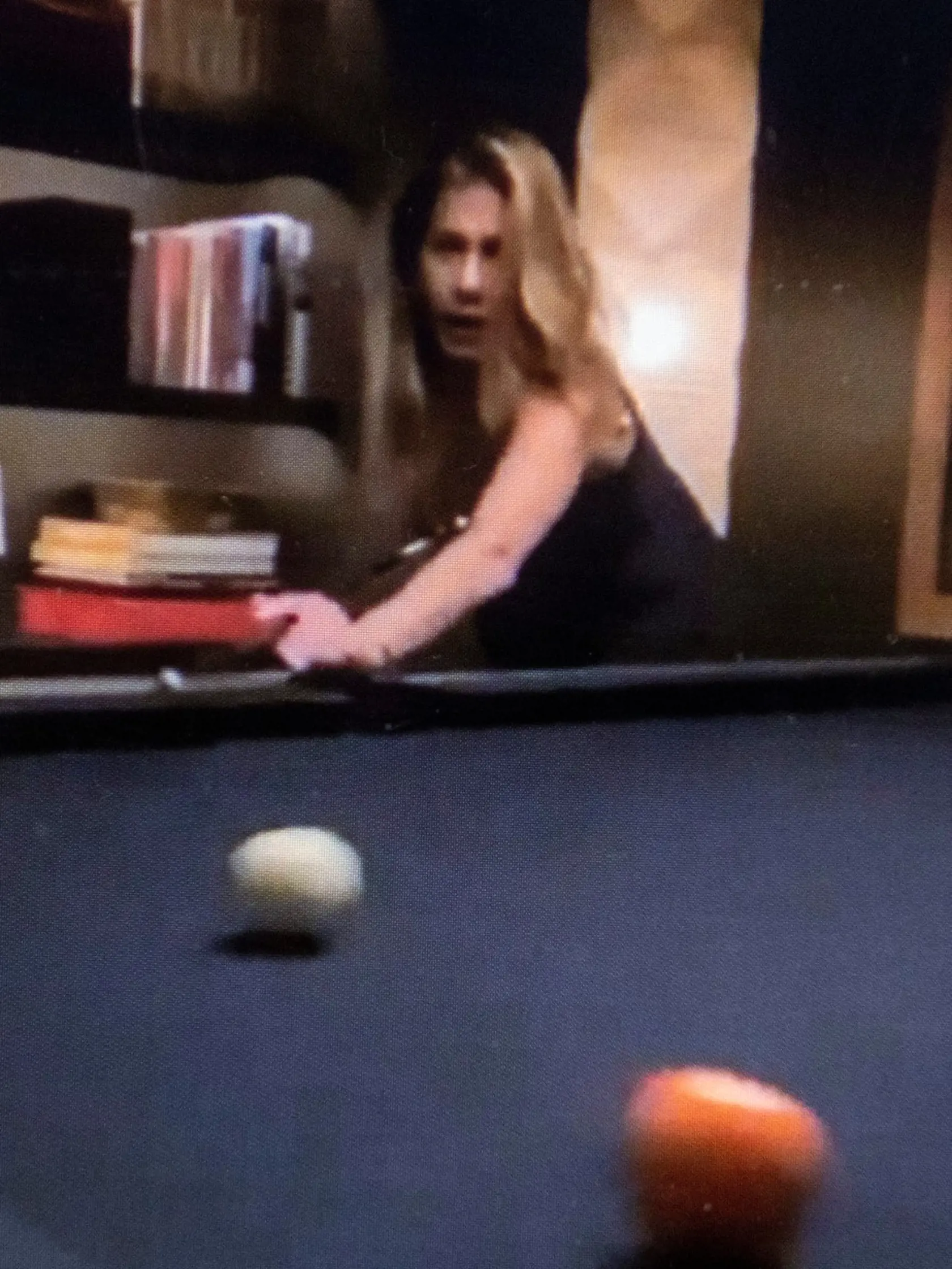 Courteney Cox na Instagramu zdieľala video, na ktorom so svojou kamarátkou Jennifer Aniston hrá biliard. Predstaviteľky Moniky a Rachel tak aj v tomto zvláštnom období potešili všetkých fanúšikov seriálu Priatelia.