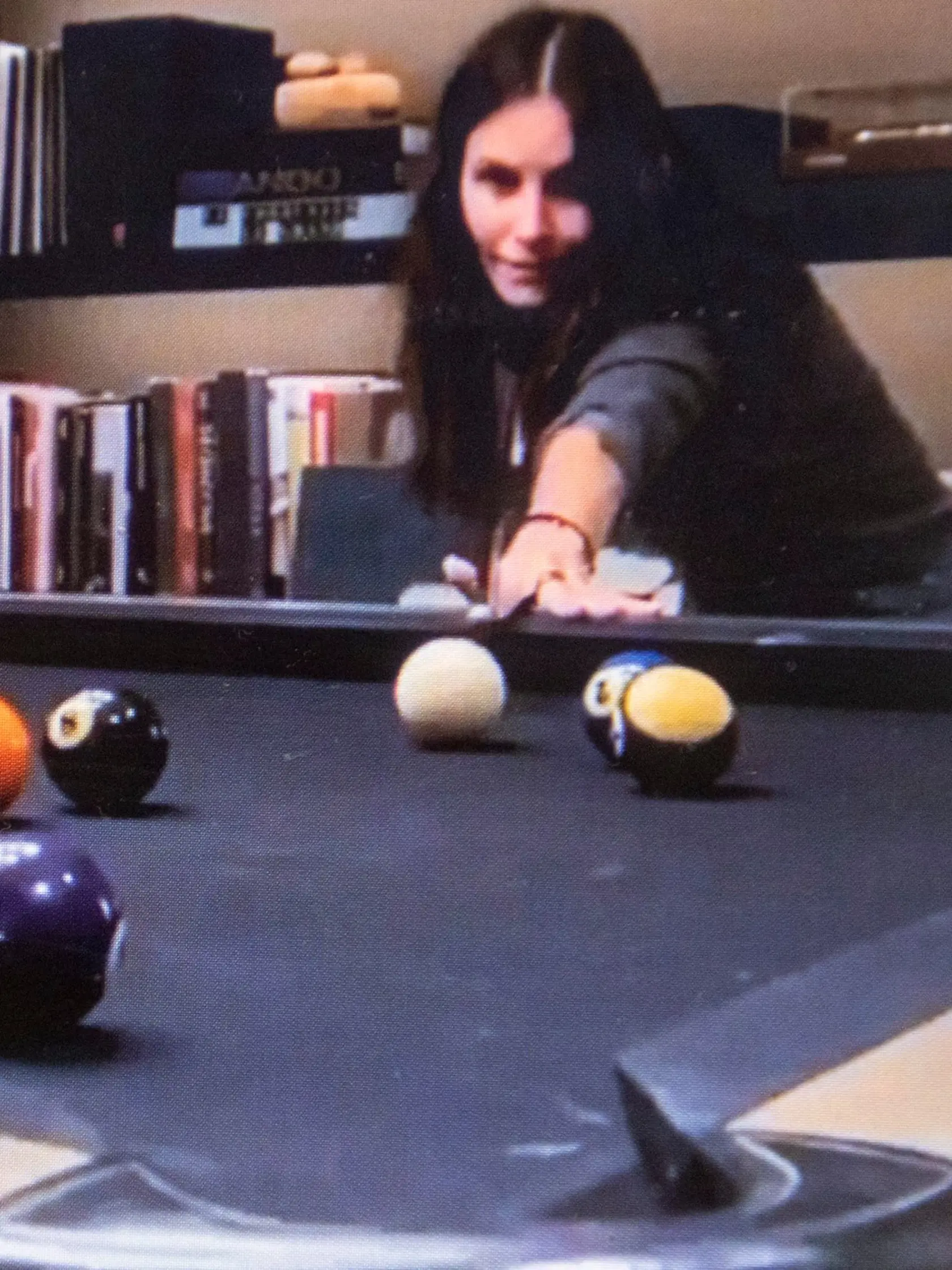 Courteney Cox na Instagramu zdieľala video, na ktorom so svojou kamarátkou Jennifer Aniston hrá biliard. Predstaviteľky Moniky a Rachel tak aj v tomto zvláštnom období potešili všetkých fanúšikov seriálu Priatelia.