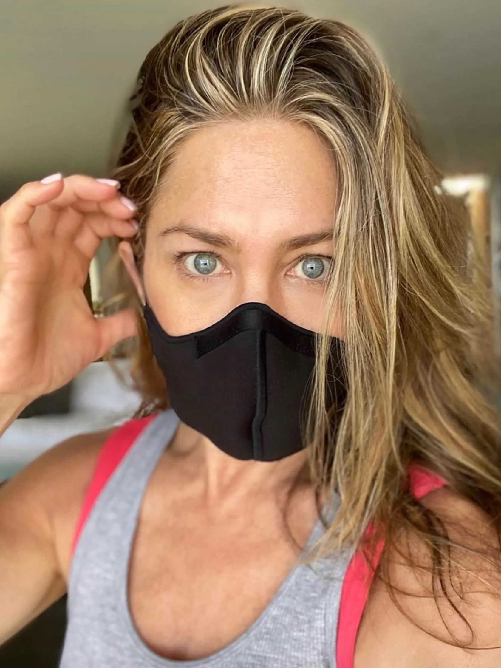 Hviezda seriálu priatelia Jennifer Aniston stavila na jednoduchosť a eleganciu aj v prípade rúška.