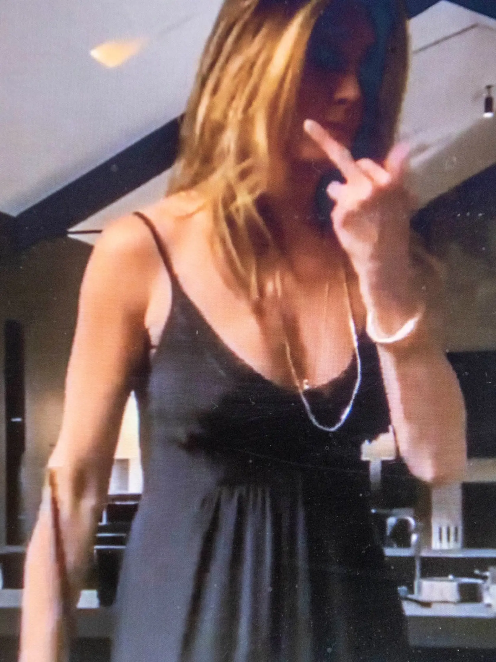 Courteney Cox na Instagramu zdieľala video, na ktorom so svojou kamarátkou Jennifer Aniston hrá biliard. Predstaviteľky Moniky a Rachel tak aj v tomto zvláštnom období potešili všetkých fanúšikov seriálu Priatelia.