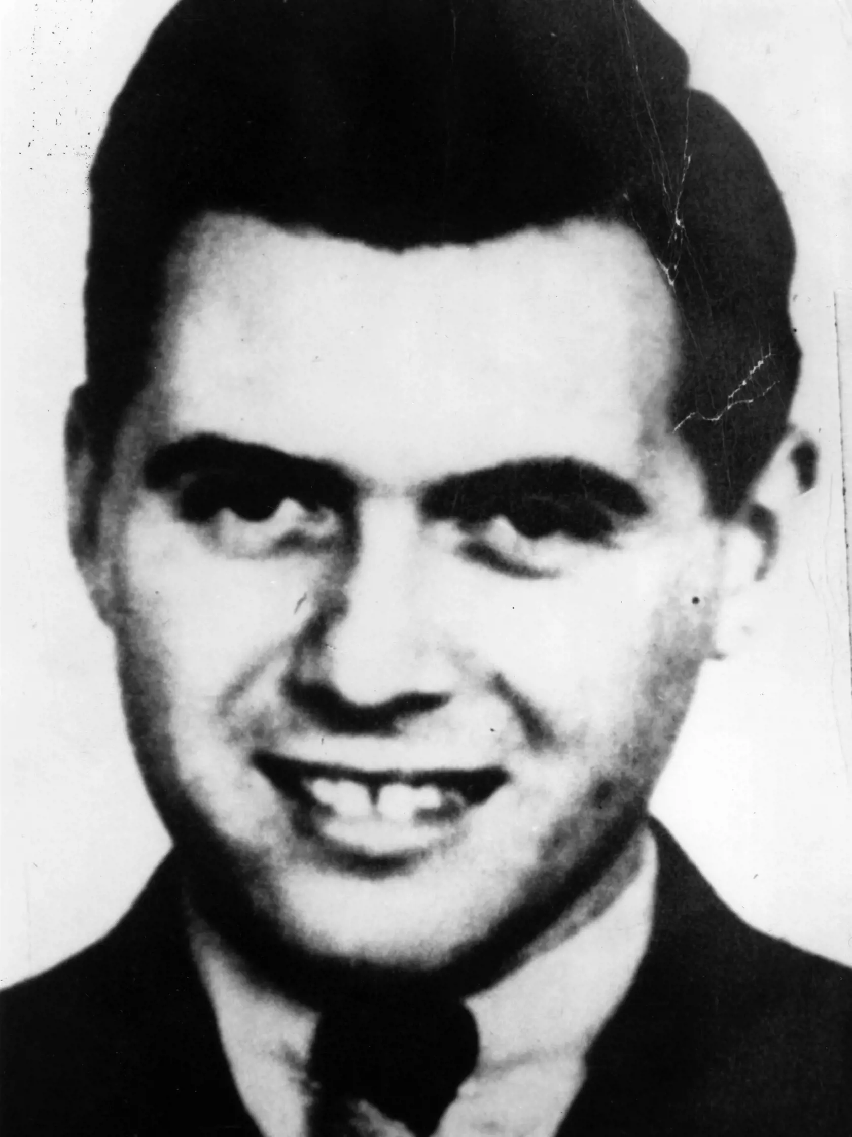 Josef Mengele v roku 1940. V Osvienčime sa na tamojších väzňoch podieľal na nehumánnych, sadistických experimentoch.