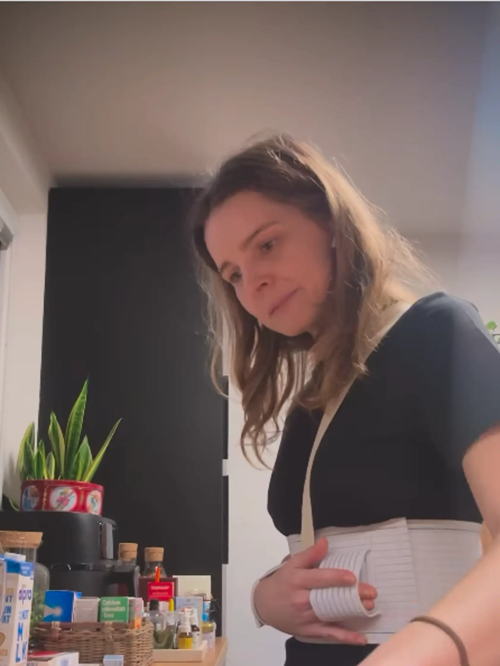 Monika si zo seba vie urobiť srandu! Aha, čo predvádza v kuchyni.