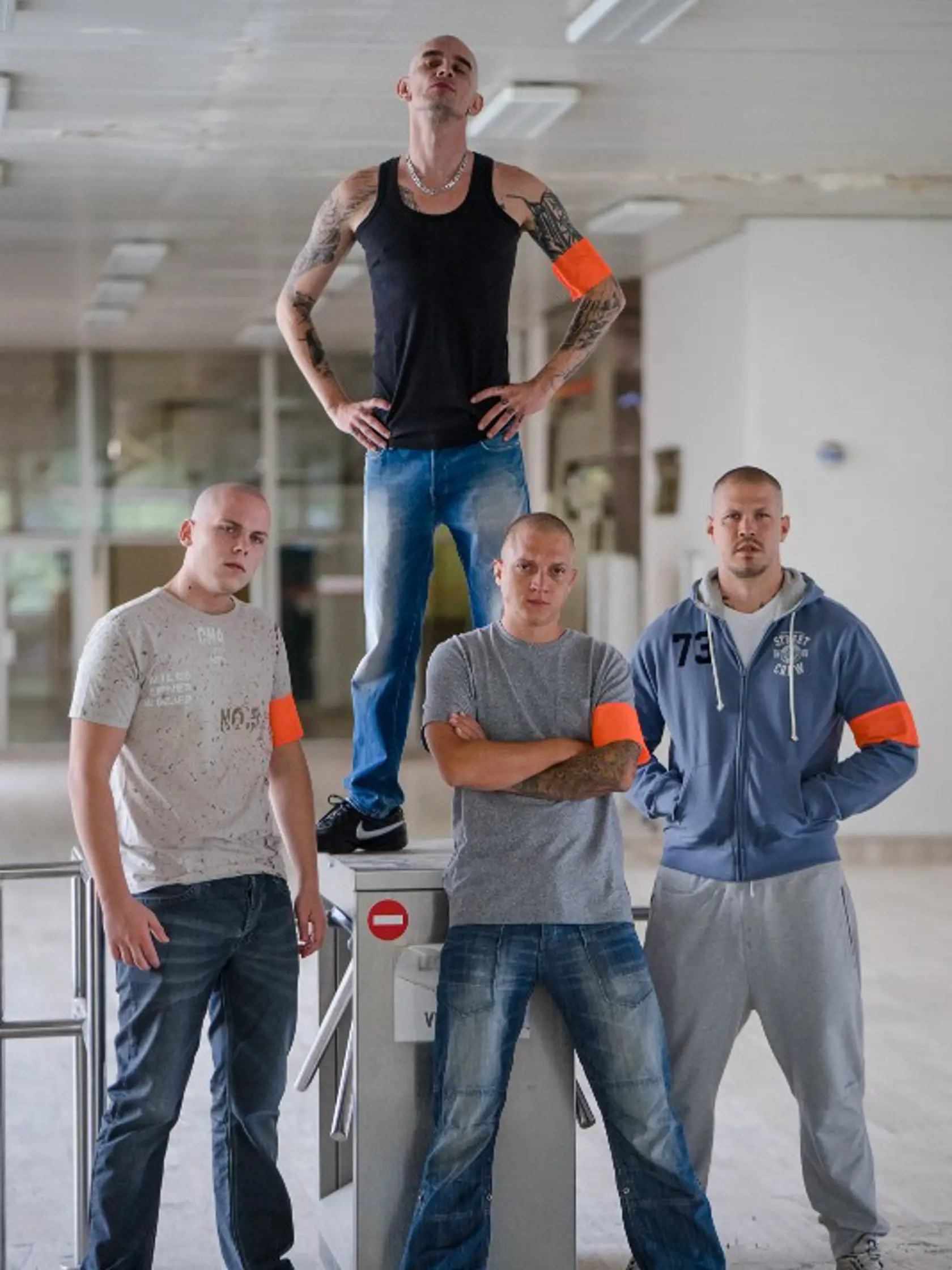 Inšpiráciou pre film Ostrým nožom bol prípad z roku 2005, keď na dunajskom nábreží v Bratislave zavraždila skupina neonacistov vysokoškolského študenta