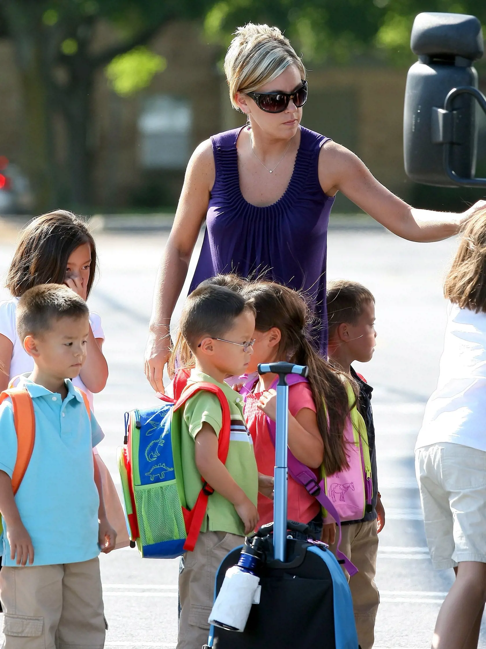 Kate Gosselin posiela svoje šestorčatá do školy.