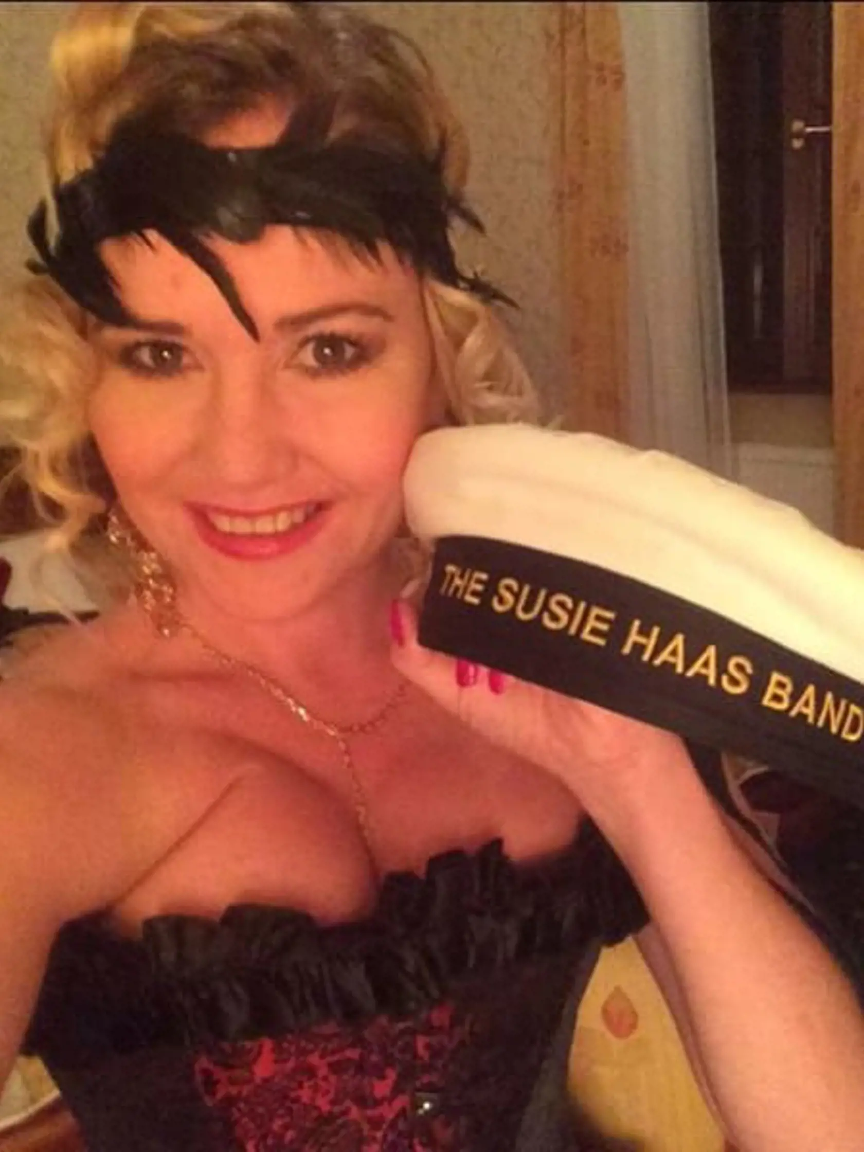 Zuzana Haasová nosí sexi obtiahnutý korzet na vystúpenia so svojou kapelou.