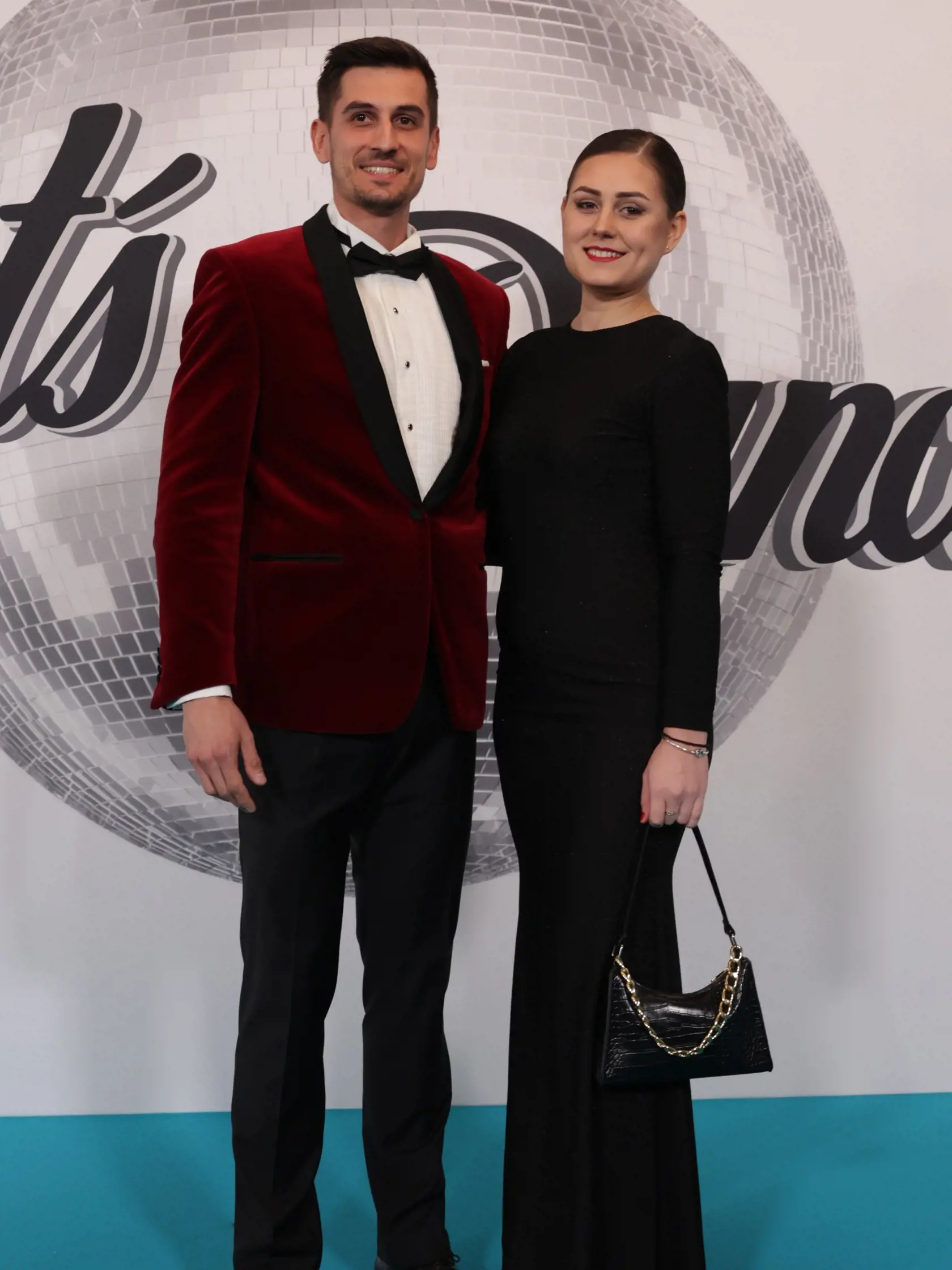 Prvé kolo desiatej série Let´s Dance. Víťaz Farmy 16 Peter Janiga. 