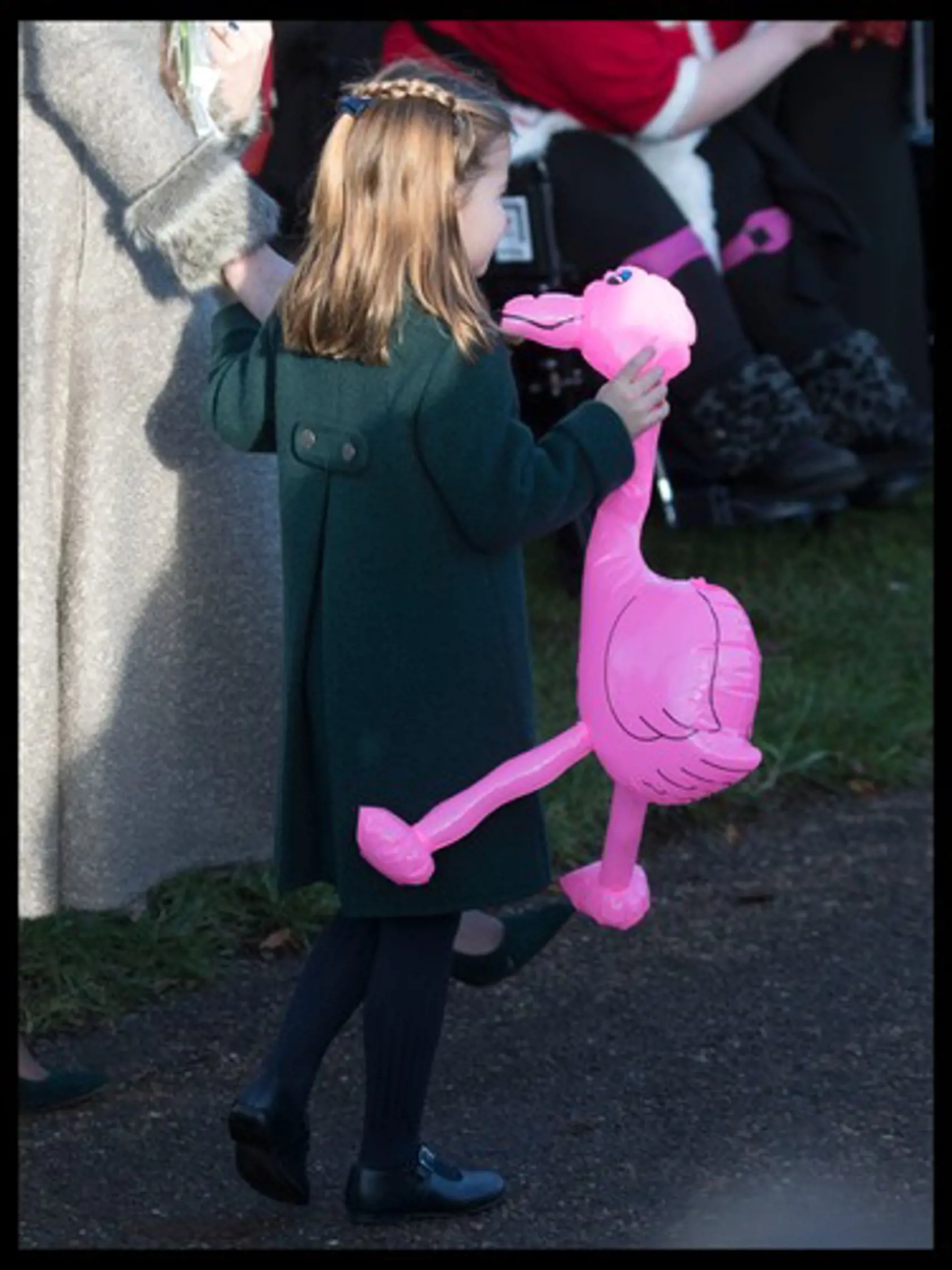 Princezná Charlotte (4) napriek svojmu nízkemu veku ukázala počas sviatkov obrovské srdce, čím pravdepodobne zachránila zdevastovanú povesť kráľovskej rodiny. Podľa fanúšikov z nej rastie nová Diana.
