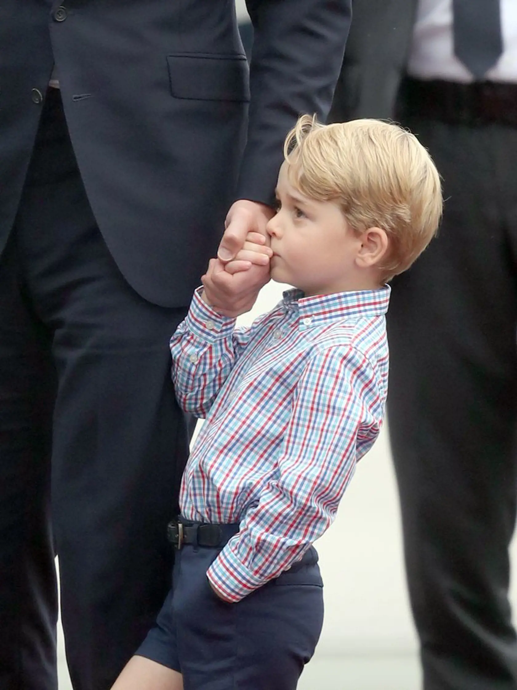 Princ George dáva bozk na tatinkovu ruku...
