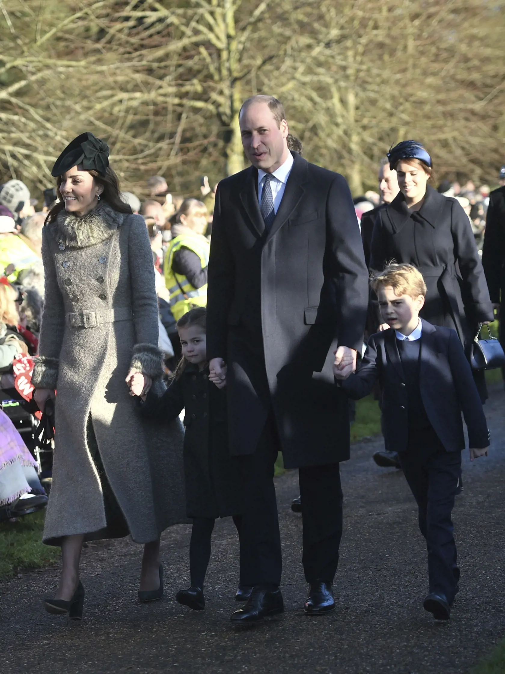Veľká premiéra kráľovských súrodencov: Charlotte a George sa chopili vianočných povinnosti. Po vianočnej bohoslužbe zdravili verejnost.