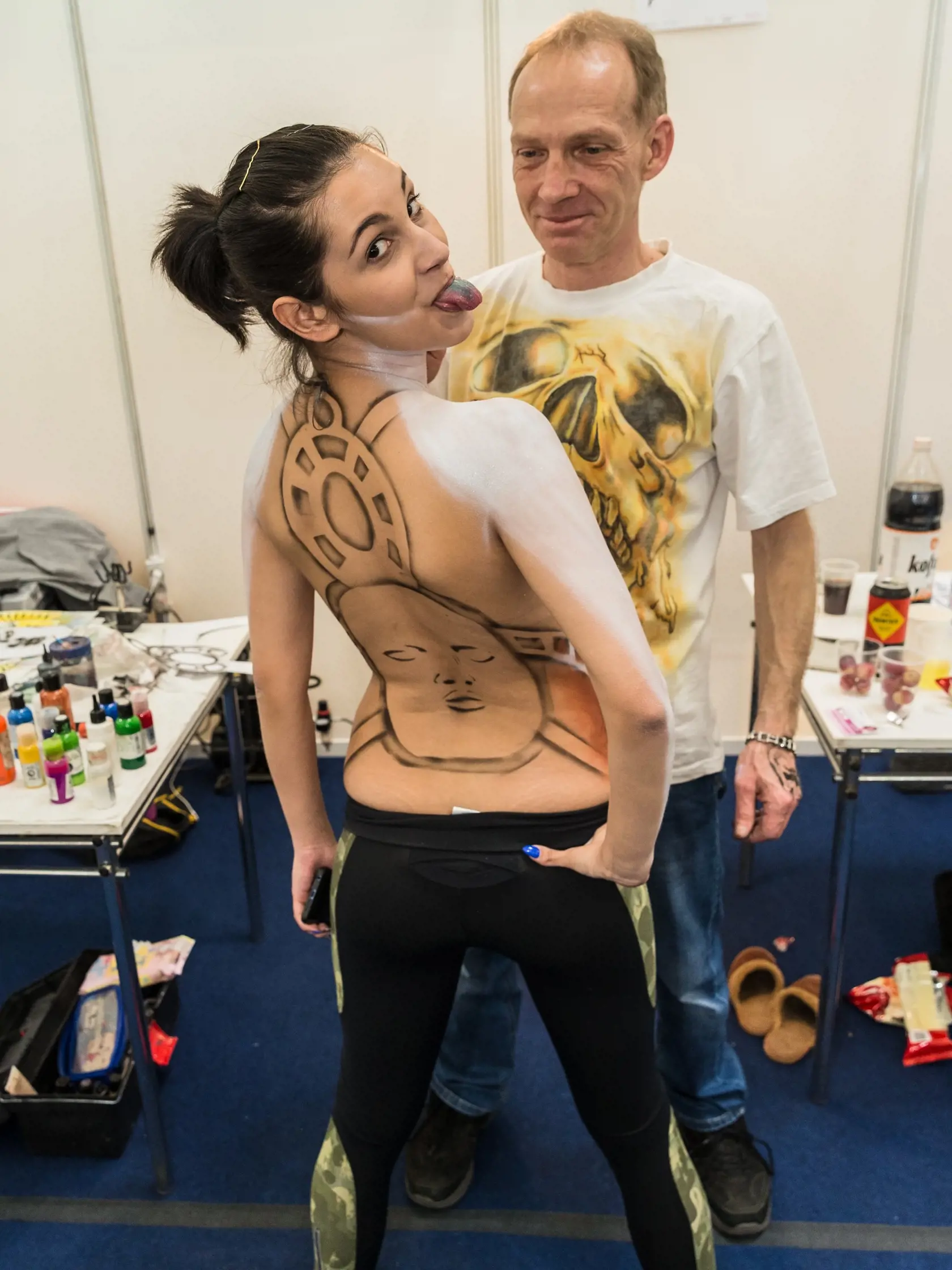 Modelka na Interbeauty v Inchebe má na chrbte namaľované základné obrysy. 