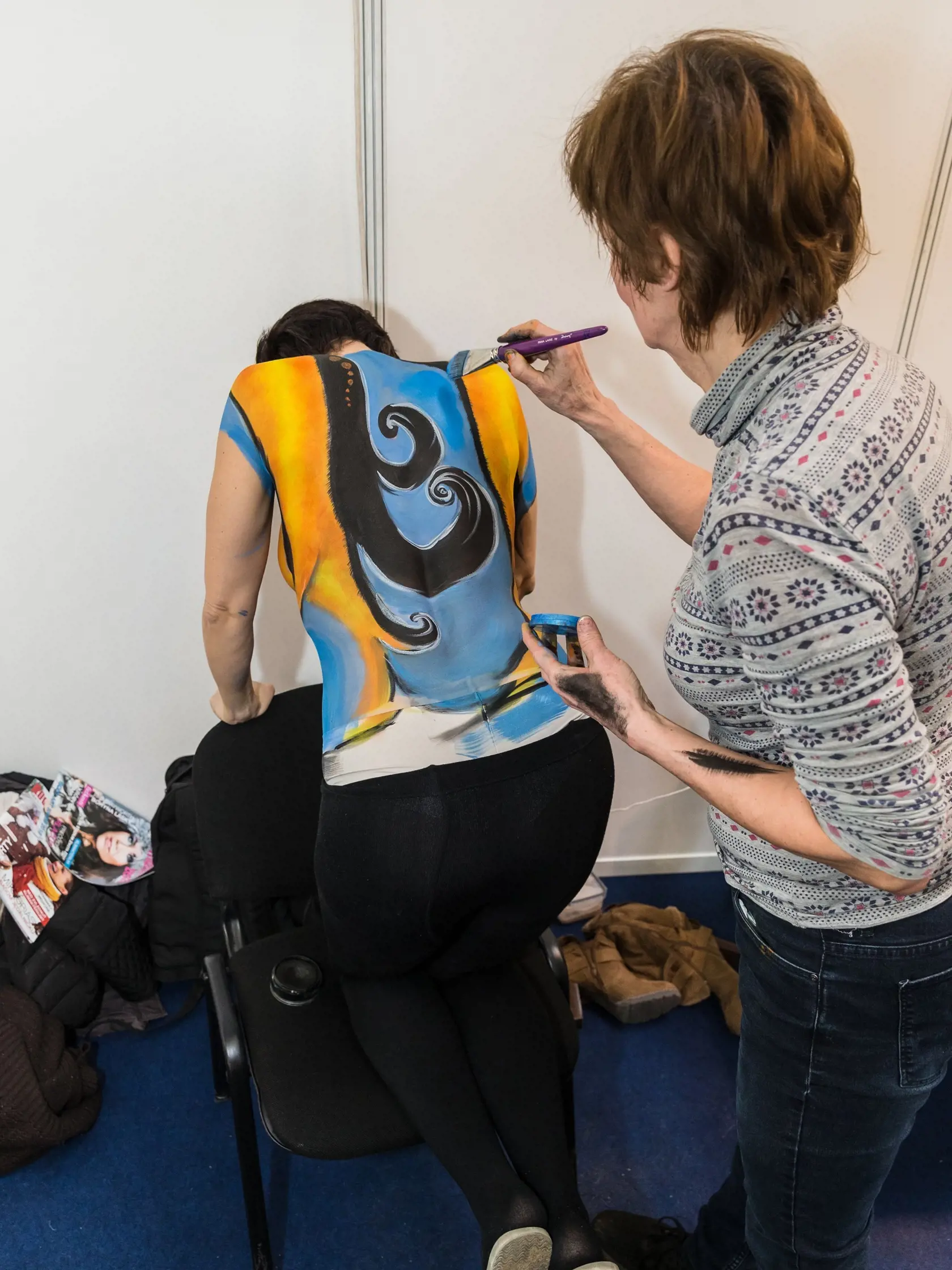 Bodypainteri na Interbeauty v Inchebe postupne pridávajú farby a tieňujú ich.