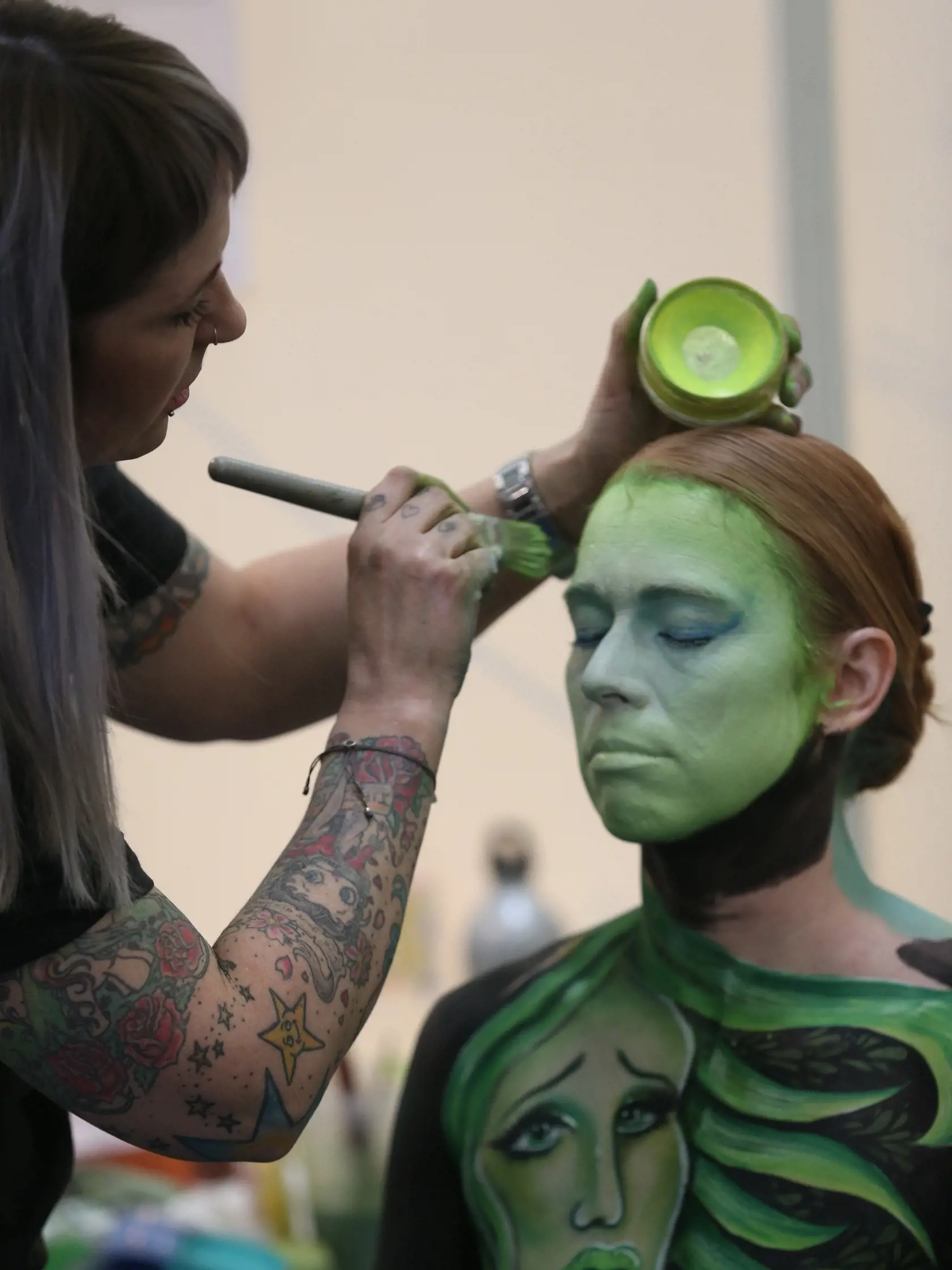 Bodypainterka sa Interbeauty v Inchebe robí posledné úpravy modelky.