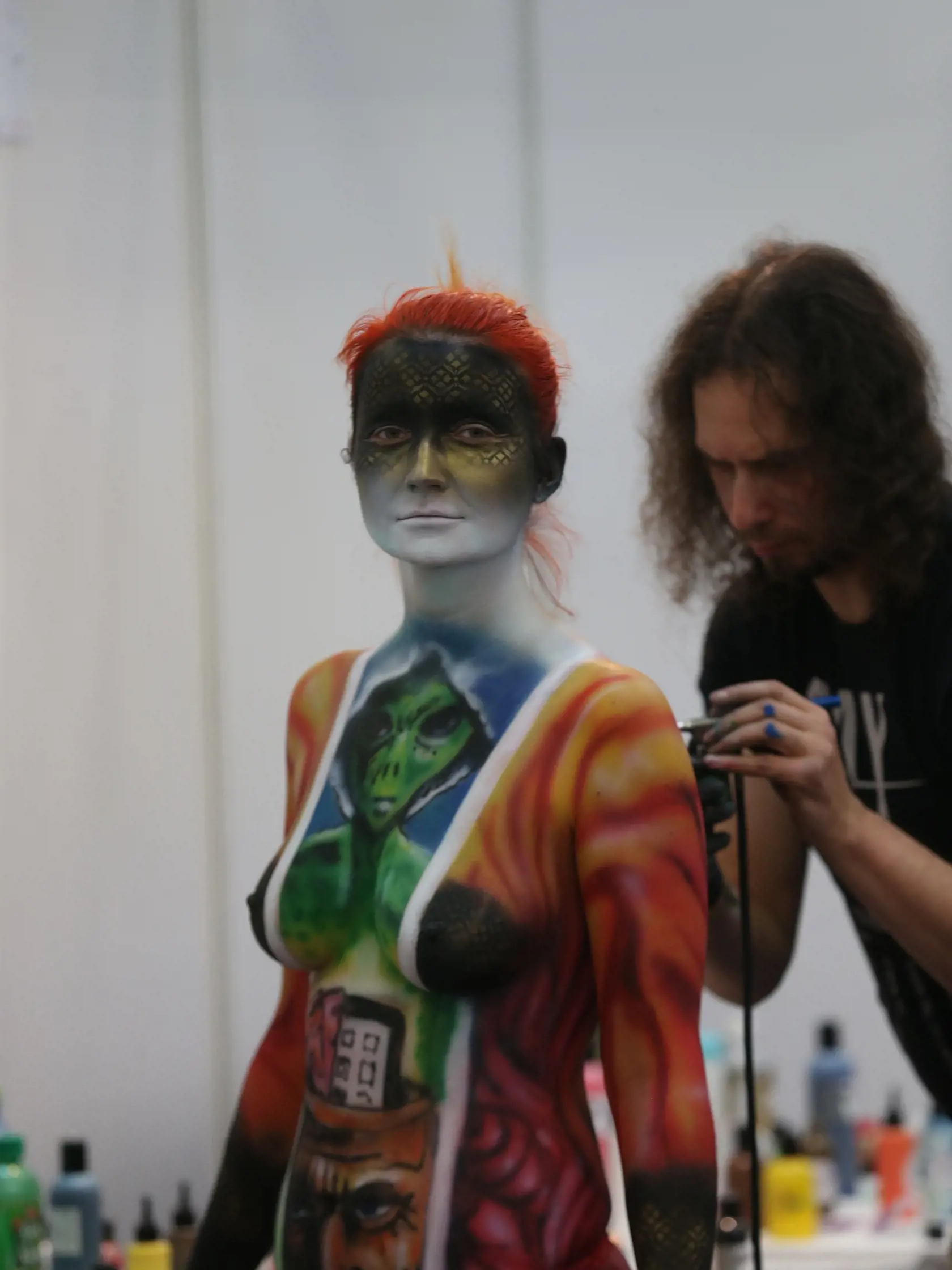 Bodypainter sa Interbeauty v Inchebe robí posledné úpravy modelky.