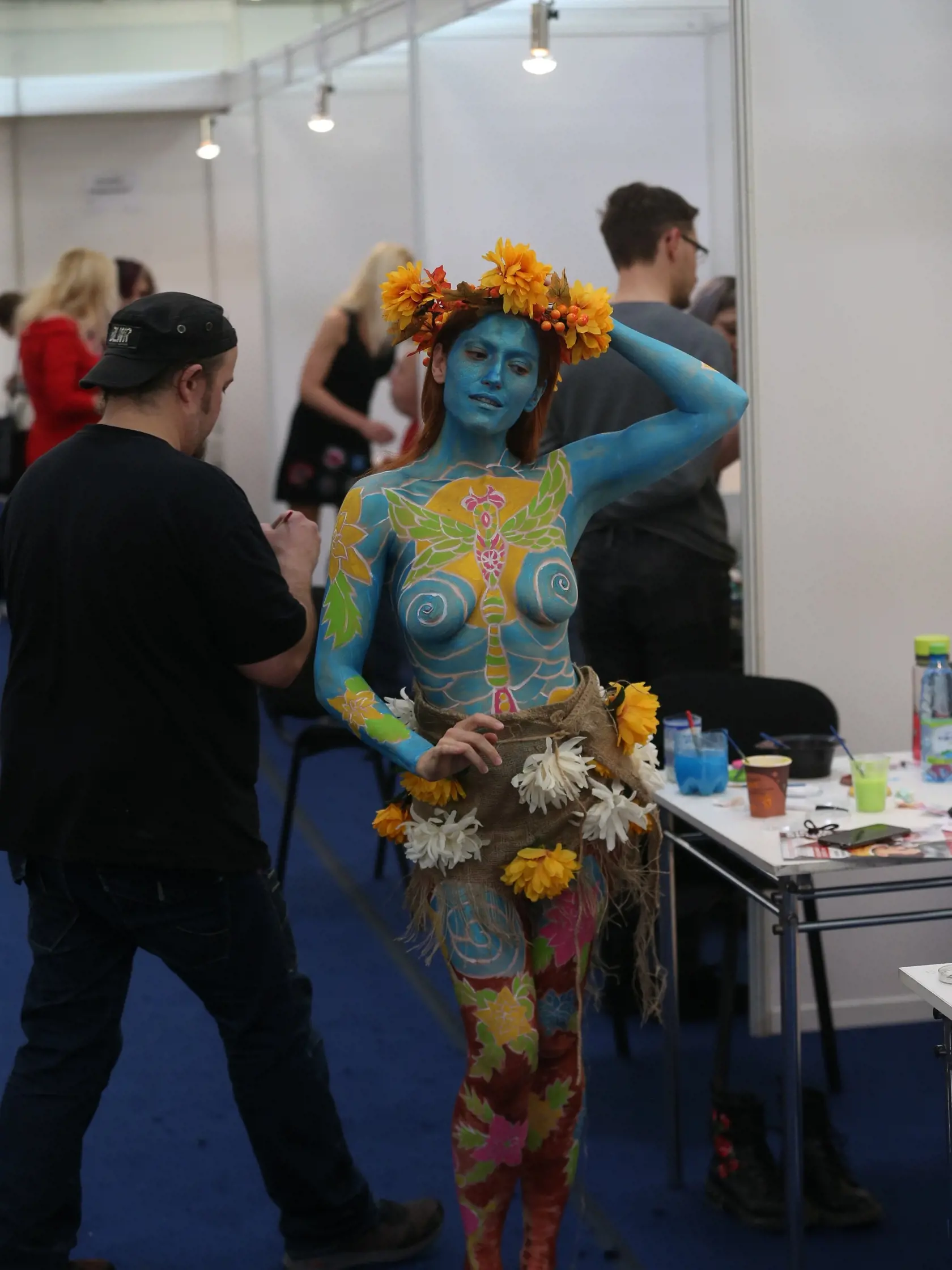 Bodypainter sa Interbeauty v Inchebe robí posledné úpravy modelky.