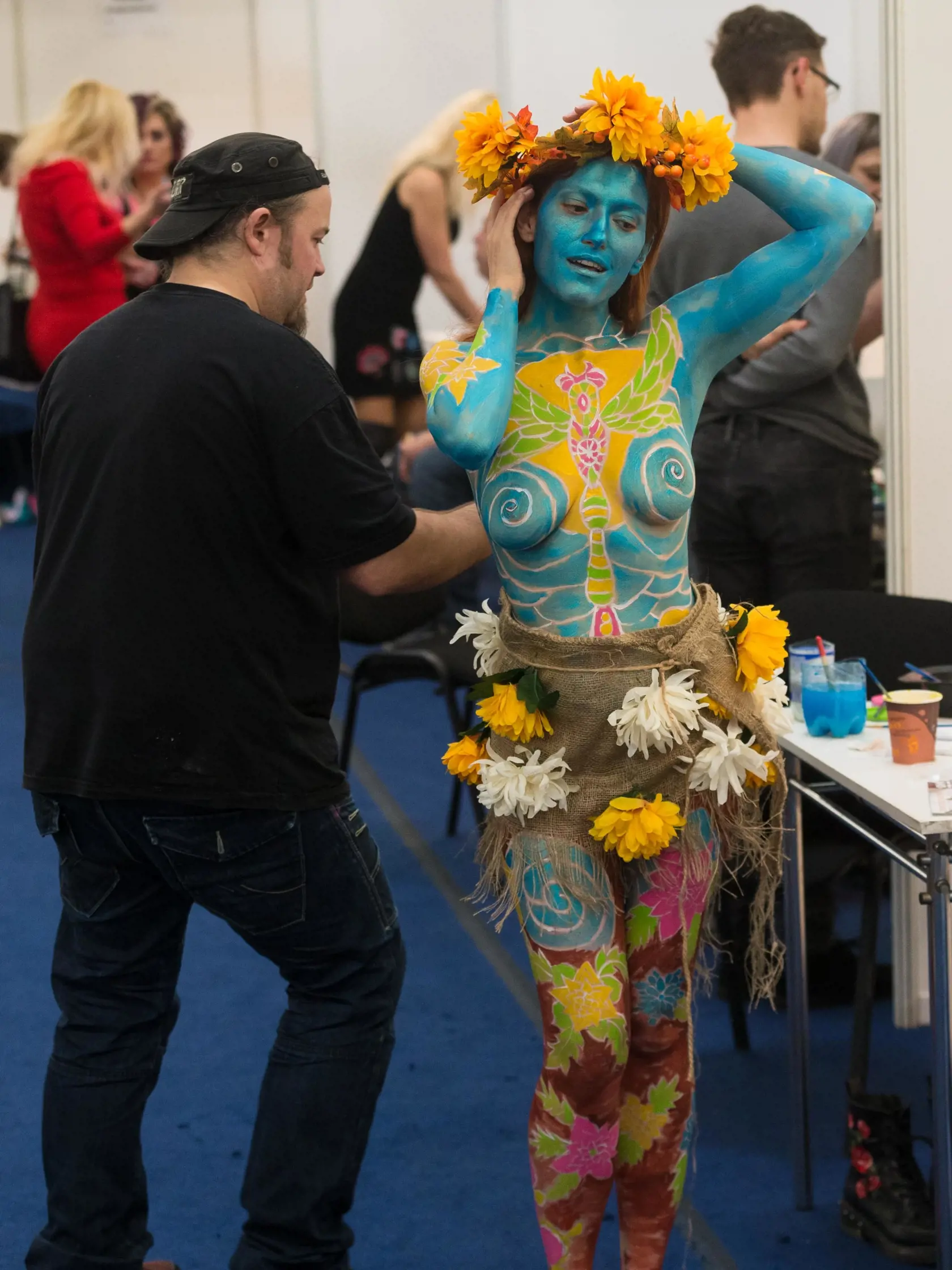 Bodypainter sa Interbeauty v Inchebe robí posledné úpravy modelky.