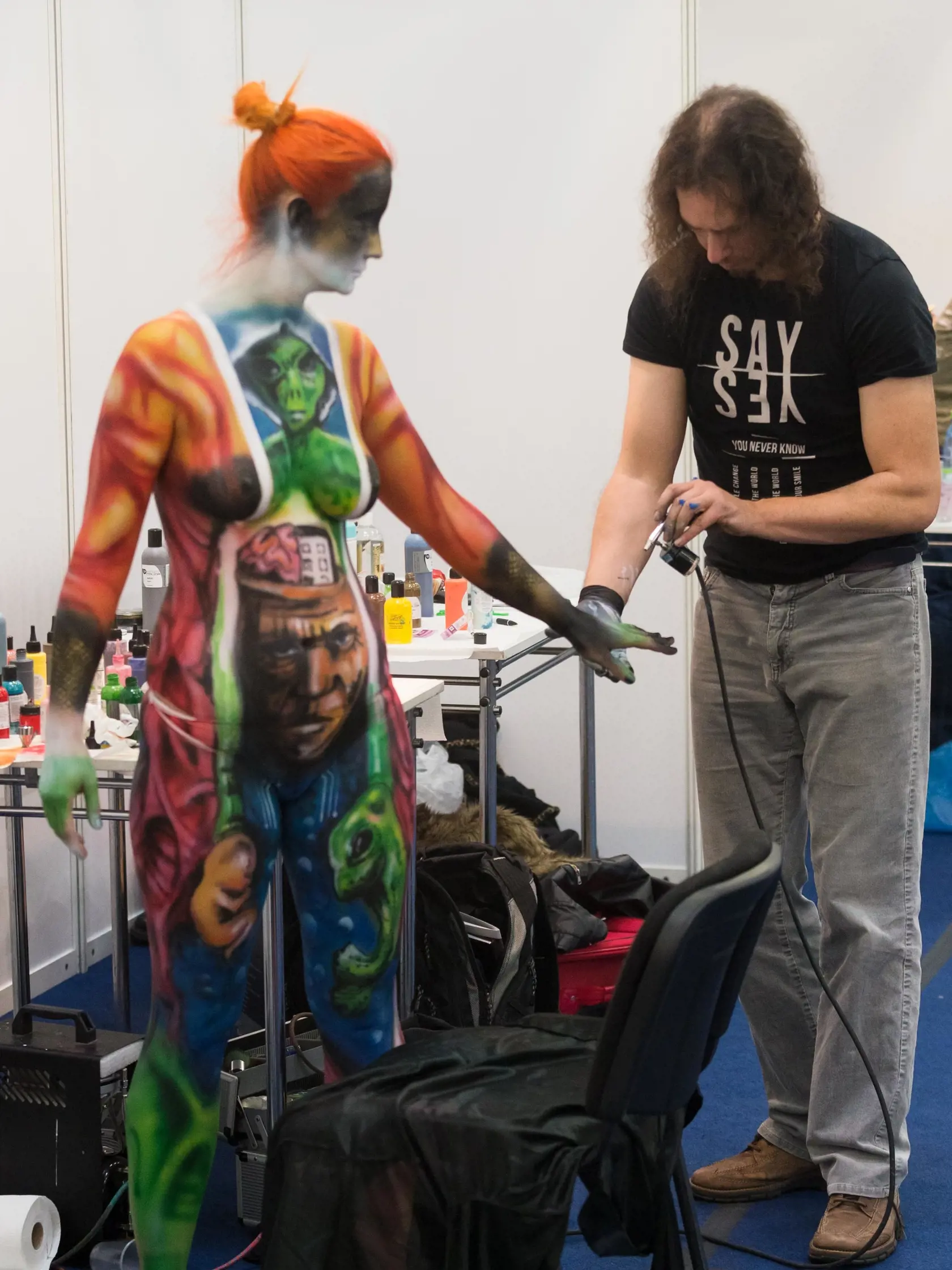 Bodypainter sa Interbeauty v Inchebe robí posledné úpravy modelky.