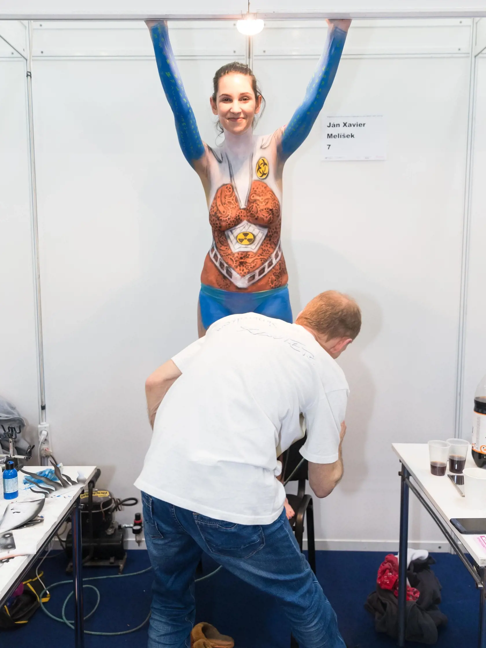 Bodypainter sa Interbeauty v Inchebe robí posledné úpravy modelky.