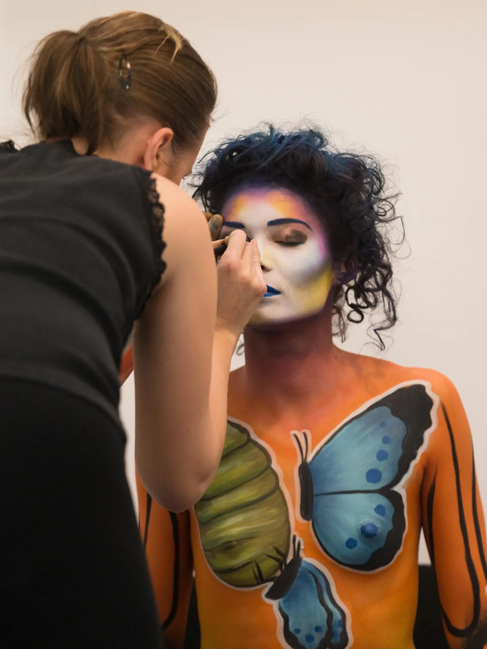 Bodypainter sa Interbeauty v Inchebe robí posledné úpravy modelky.