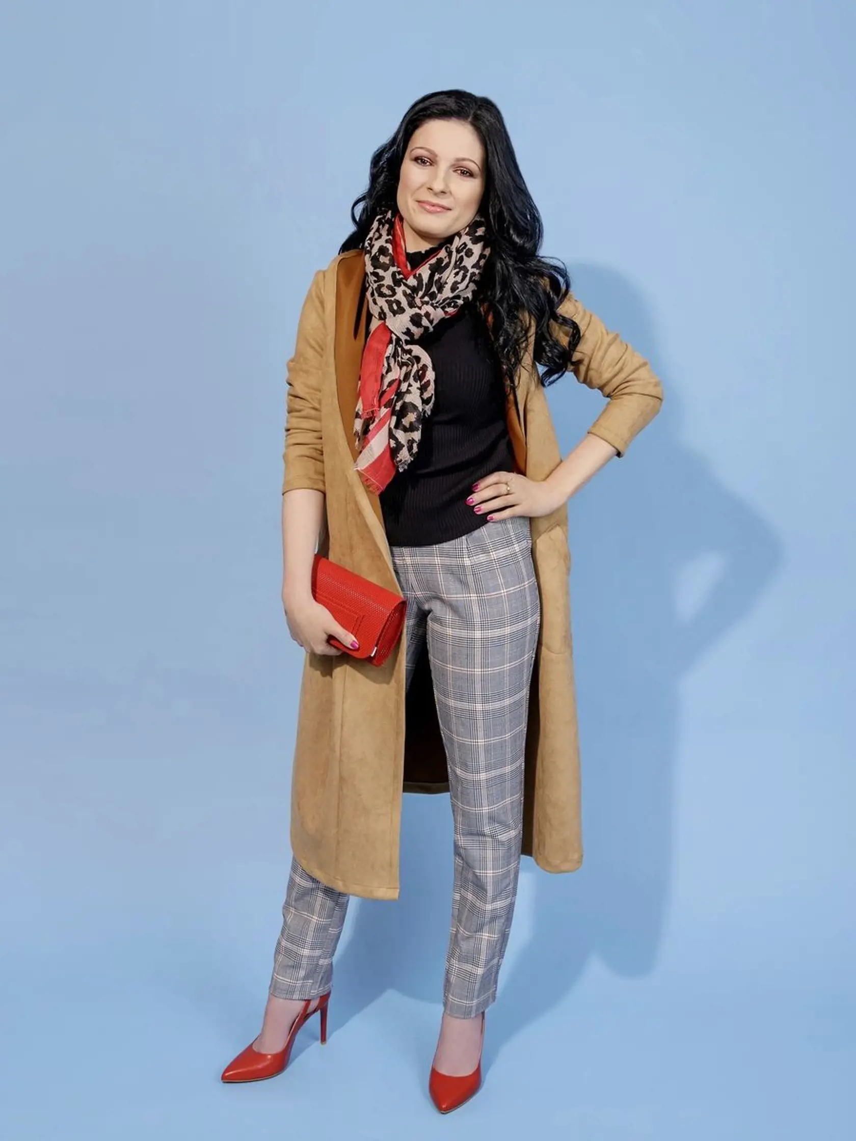 Šatka: Camaieu, Top: Camaieu, Kabát: d’Fashion, Kabelka: d’Fashion, Nohavice: Camaieu, Lodičky: Wojas